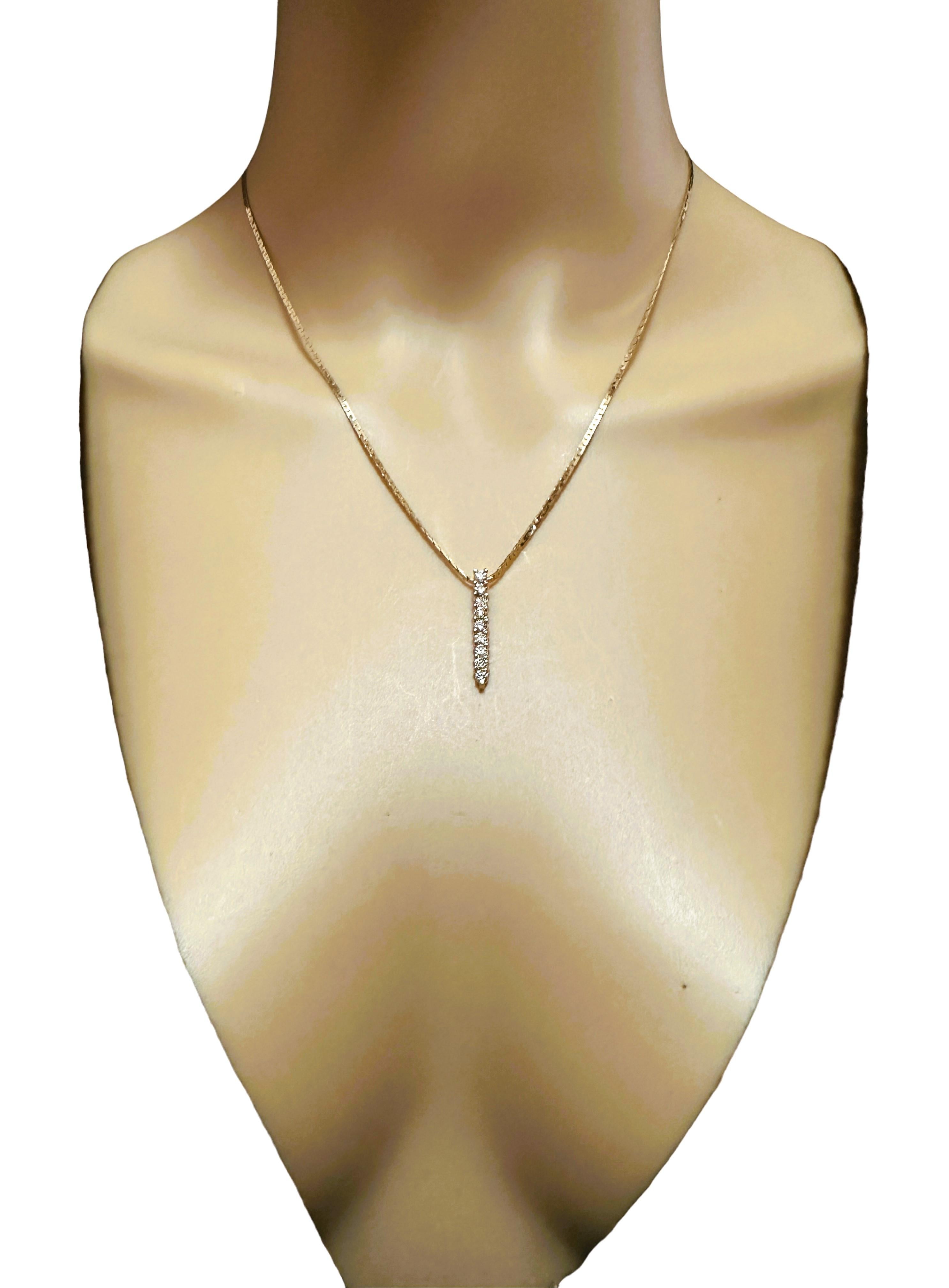 Moderne 14k Gelbgold .54 Karat Diamant Vertikaler Bar-Anhänger Halskette 18