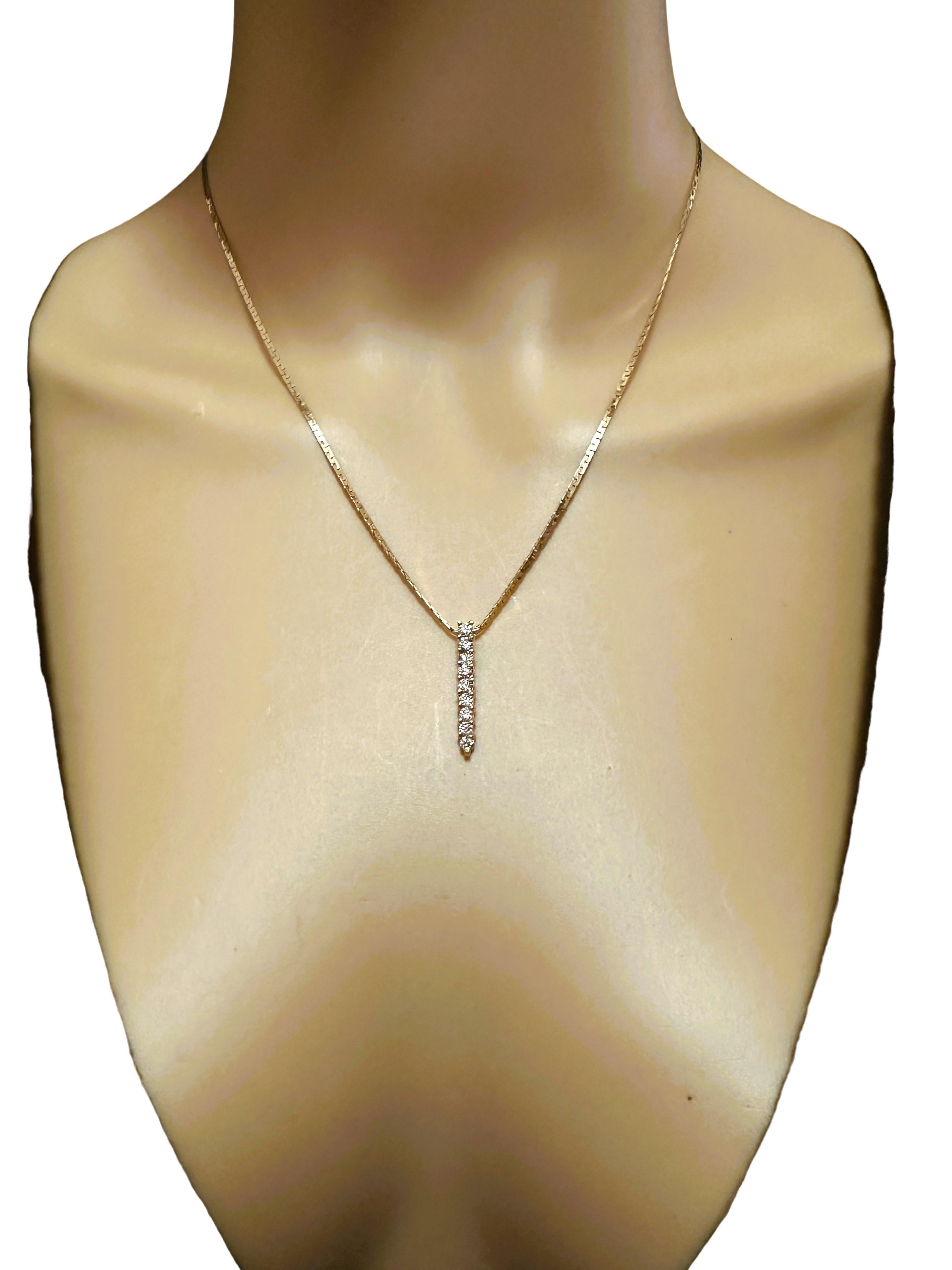 Moderne 14k Gelbgold .54 Karat Diamant Vertikaler Bar-Anhänger Halskette 18
