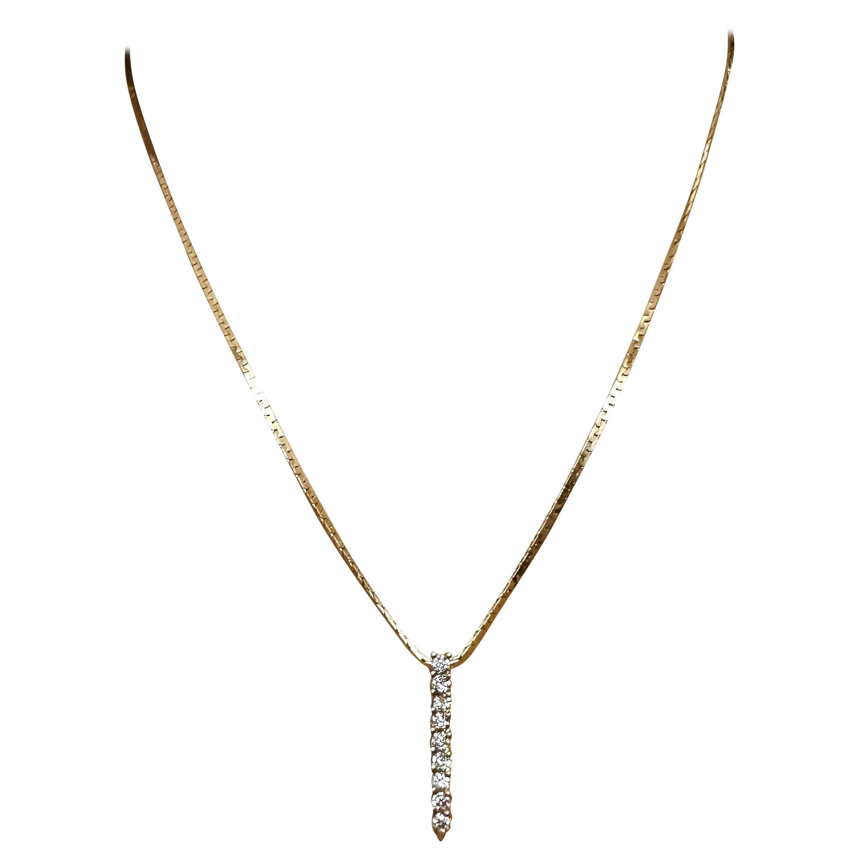 Ich liebe diese Halskette einfach!  Das Design ist einfach so cool.  Er hat 9 Diamanten im Brillantschliff, die etwa 2,4 x 2,4 x 1,8 mm groß sind.  Für mein ungeschultes Auge scheint die Farbe H-I zu sein.  Sie haben insgesamt etwa 0,54 Karat.  Die