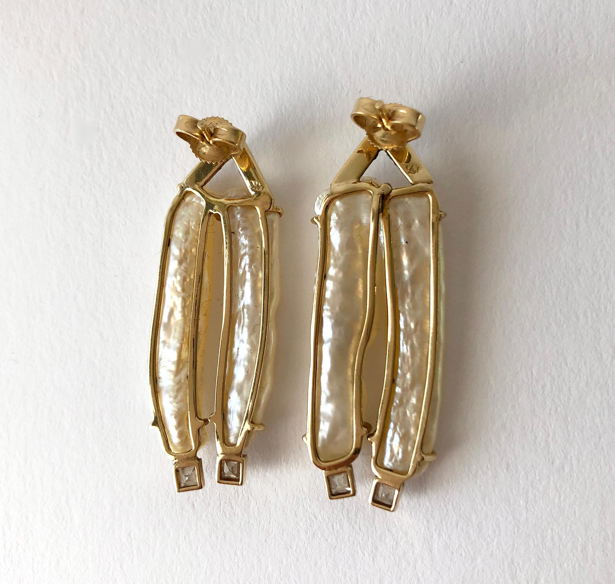 Modern 14K Yellow Gold Diamond Stick Pearl Pierced Earrings In Good Condition In Palm Springs, CA