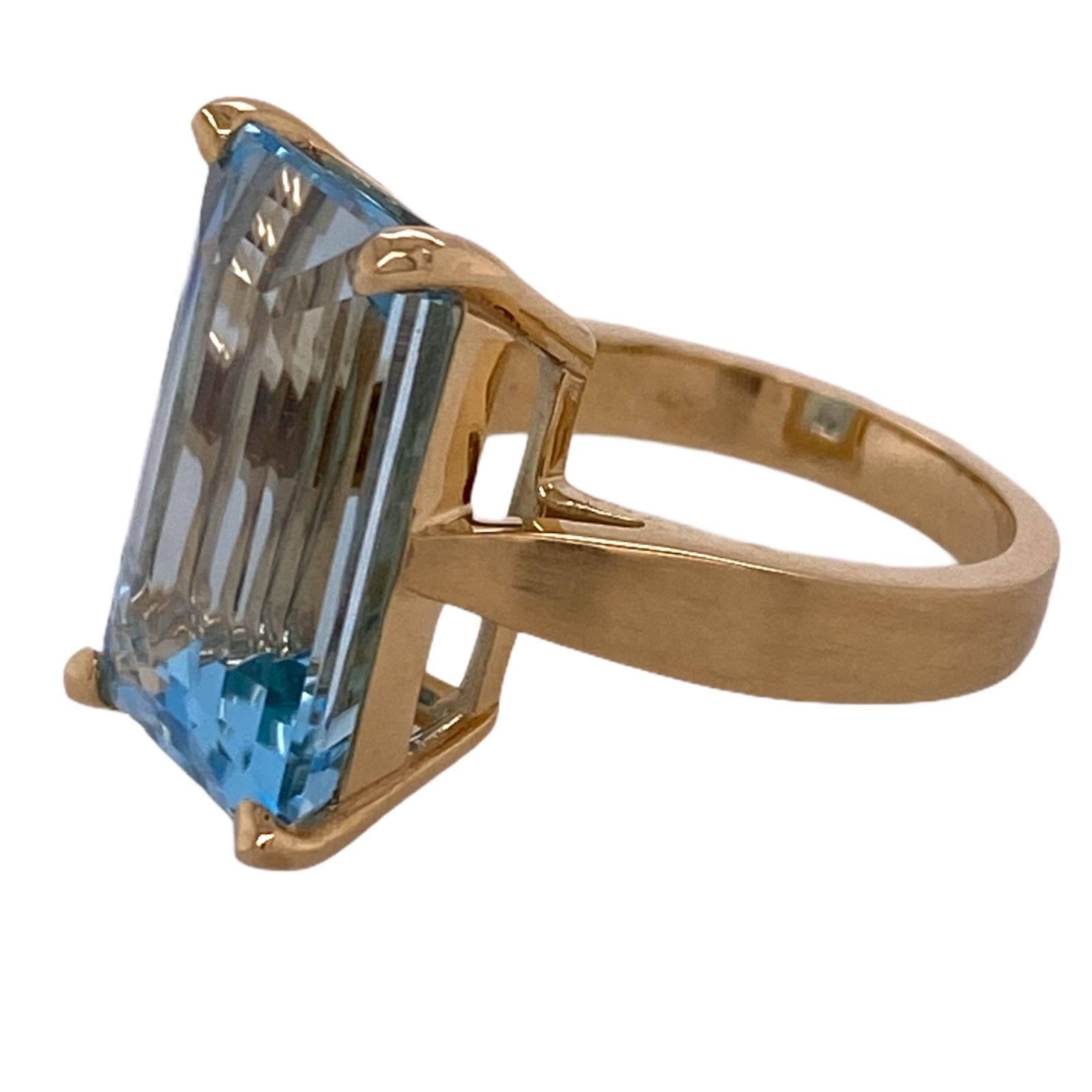 Modern 15 Carat Emerald Cut Aquamarine Gemstone Yellow Gold Cocktail Ring In Excellent Condition In Boca Raton, FL