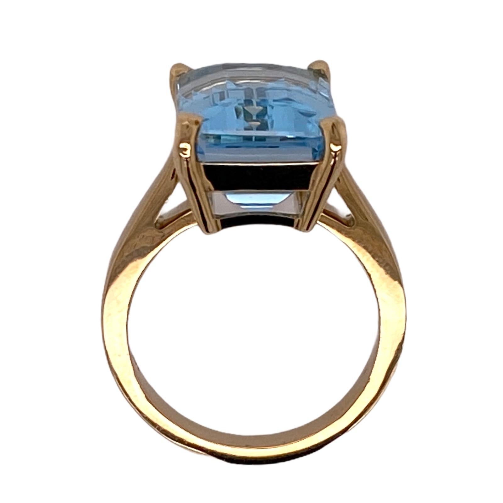 Women's Modern 15 Carat Emerald Cut Aquamarine Gemstone Yellow Gold Cocktail Ring