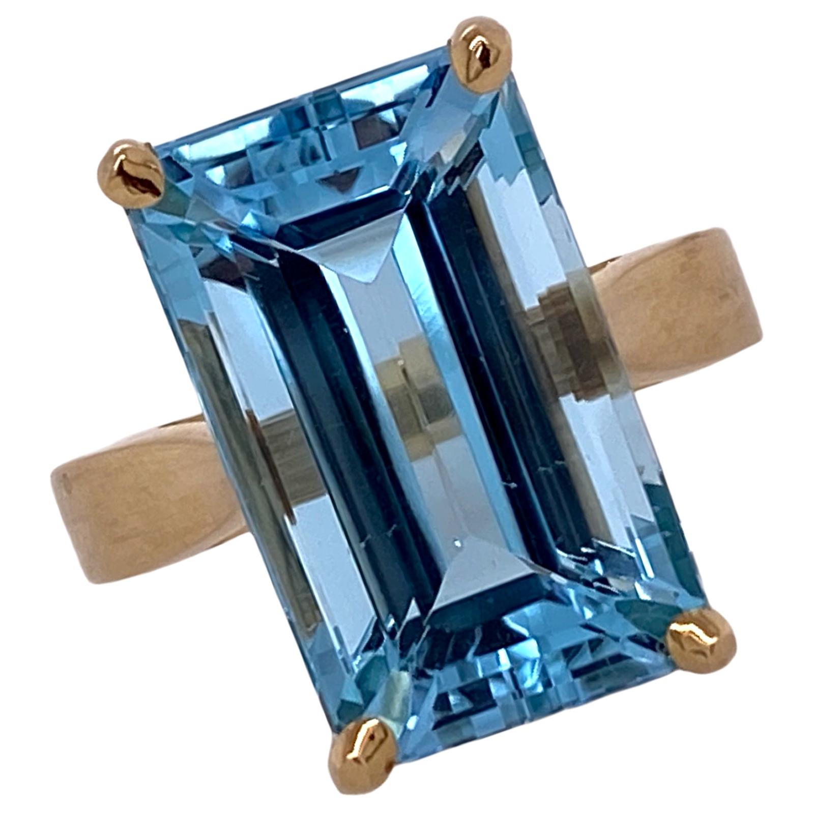 Modern 15 Carat Emerald Cut Aquamarine Gemstone Yellow Gold Cocktail Ring