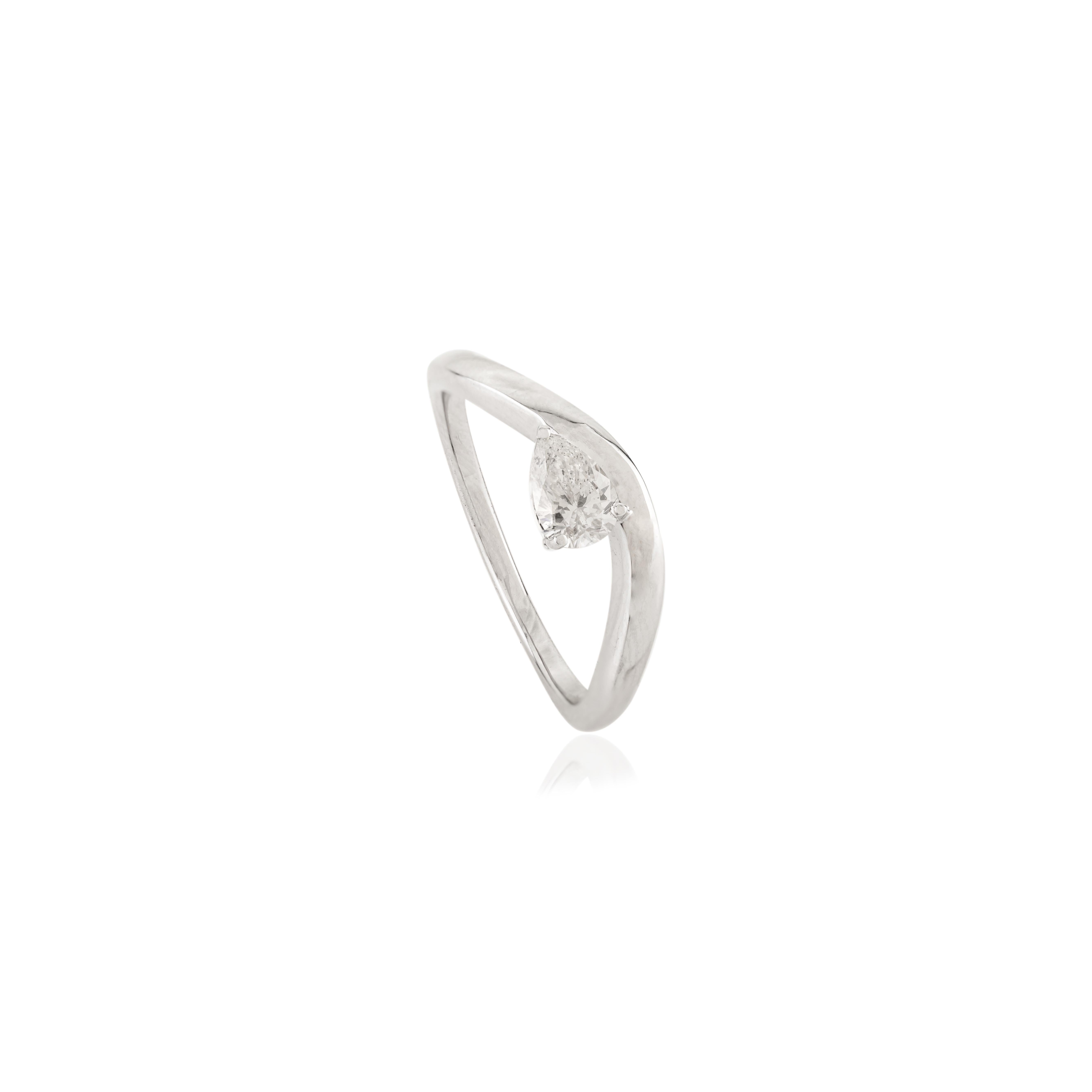 En venta: Modern 1.5 Ct Pear Cut Diamond Solitaire Wave Ring in 14K White Gold Prong Set  3
