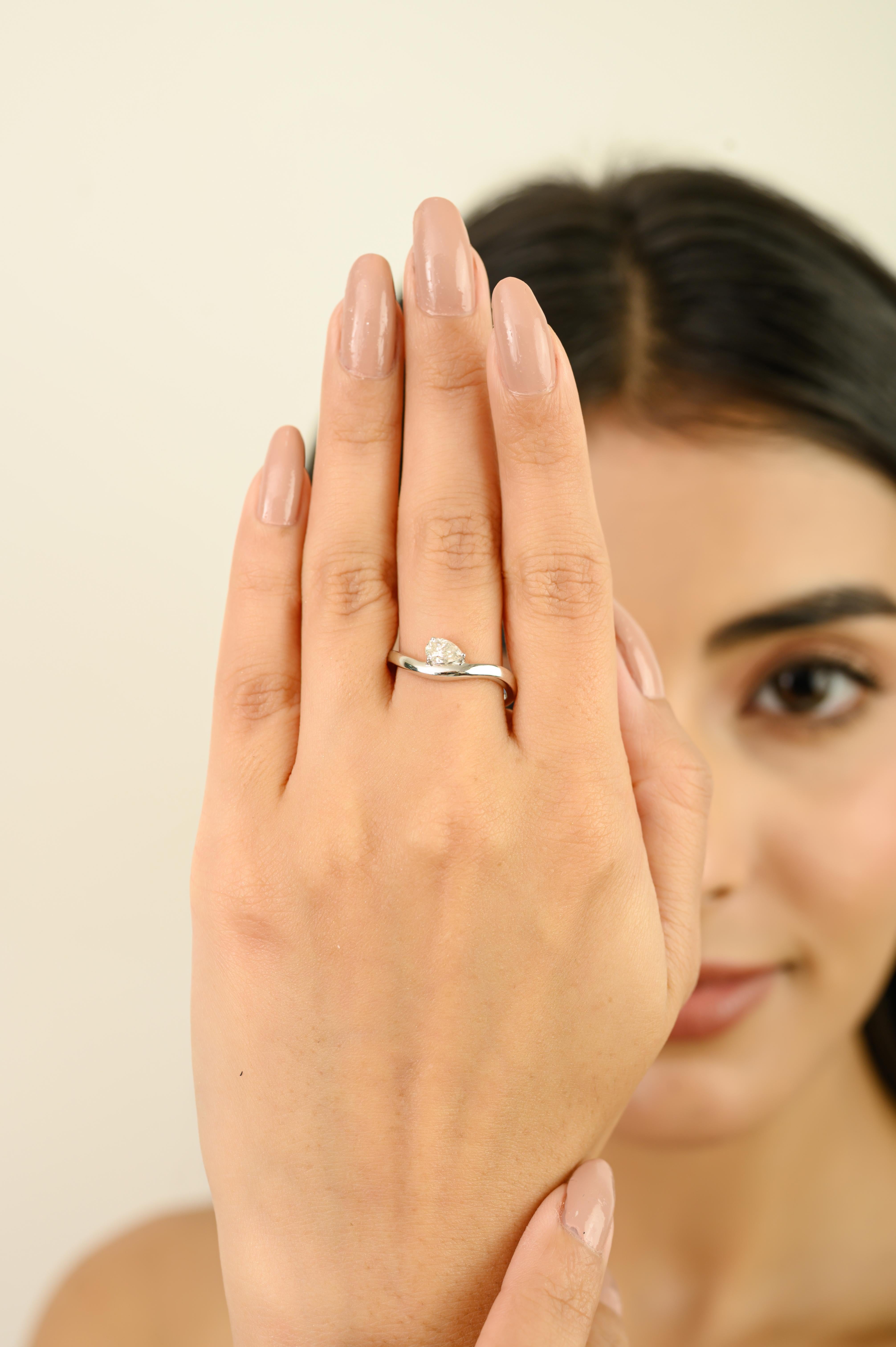 En venta: Modern 1.5 Ct Pear Cut Diamond Solitaire Wave Ring in 14K White Gold Prong Set  6