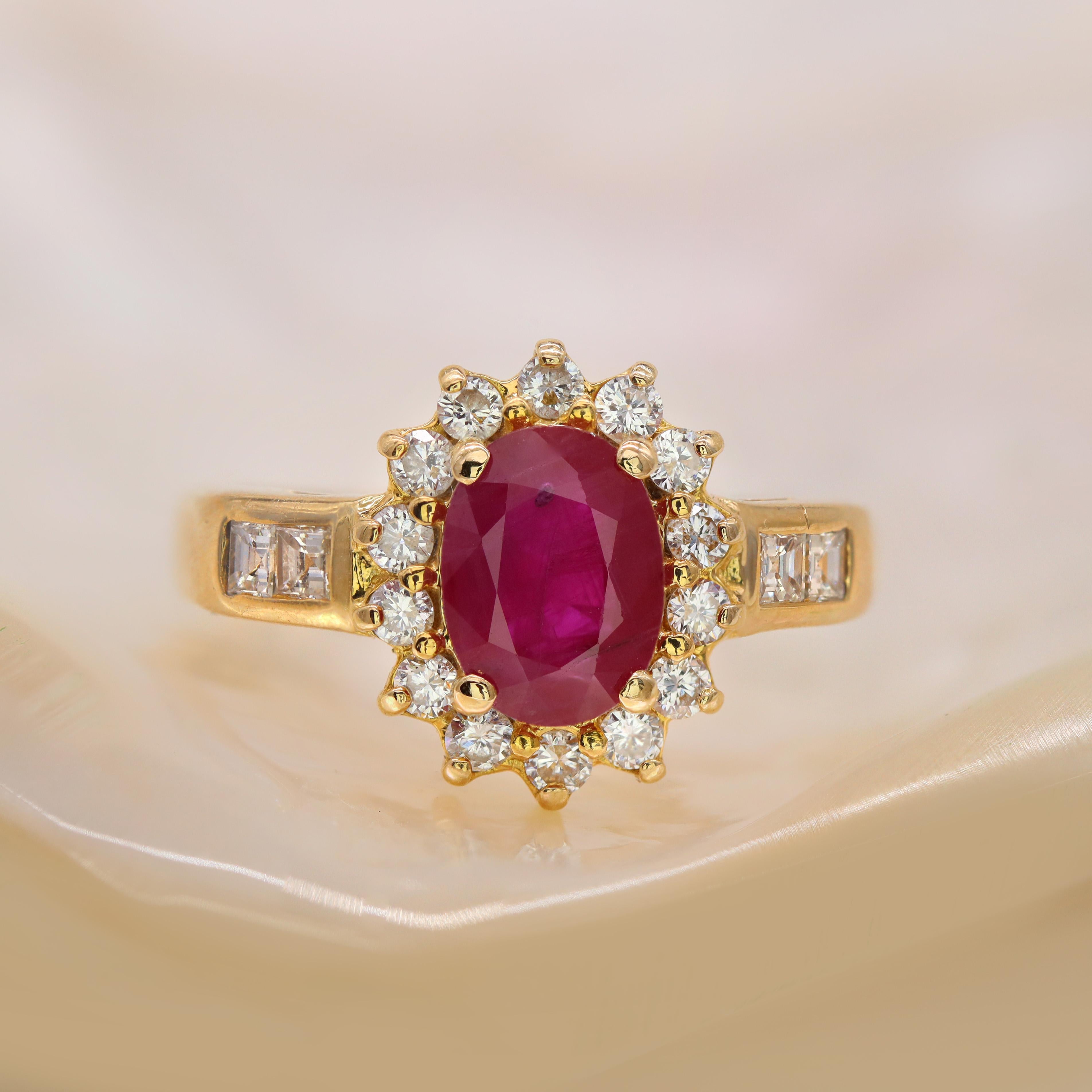 Moderne Bague moderne en or jaune 18 carats avec diamants et rubis de 1,50 carat en vente