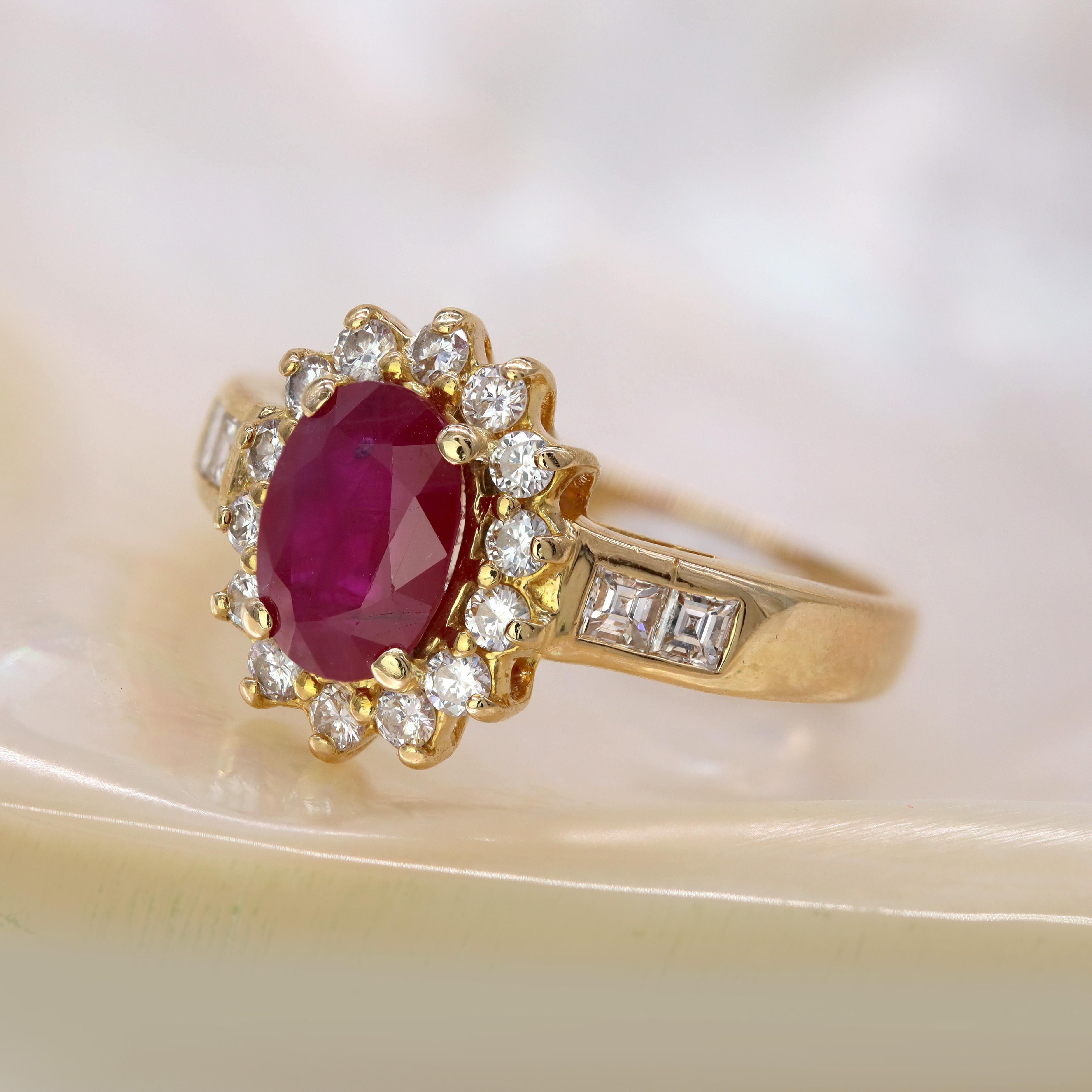 Bague moderne en or jaune 18 carats avec diamants et rubis de 1,50 carat en vente 2