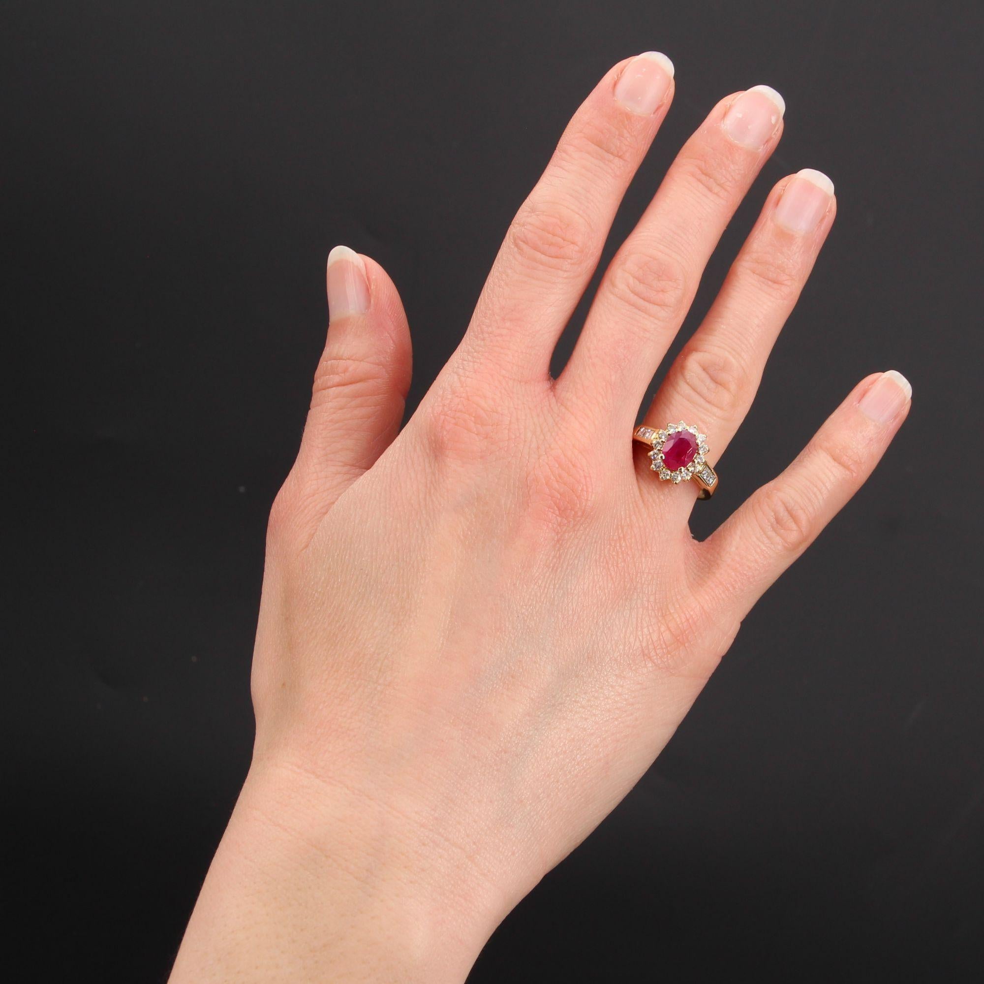 Ring in 18 karat yellow gold.
This second- hand ring is decorated with a treated oval ruby set with 4 claws, on a surround of brilliant- cut diamonds. On either side of the head, the start of the ring is decorated with two princess- cut