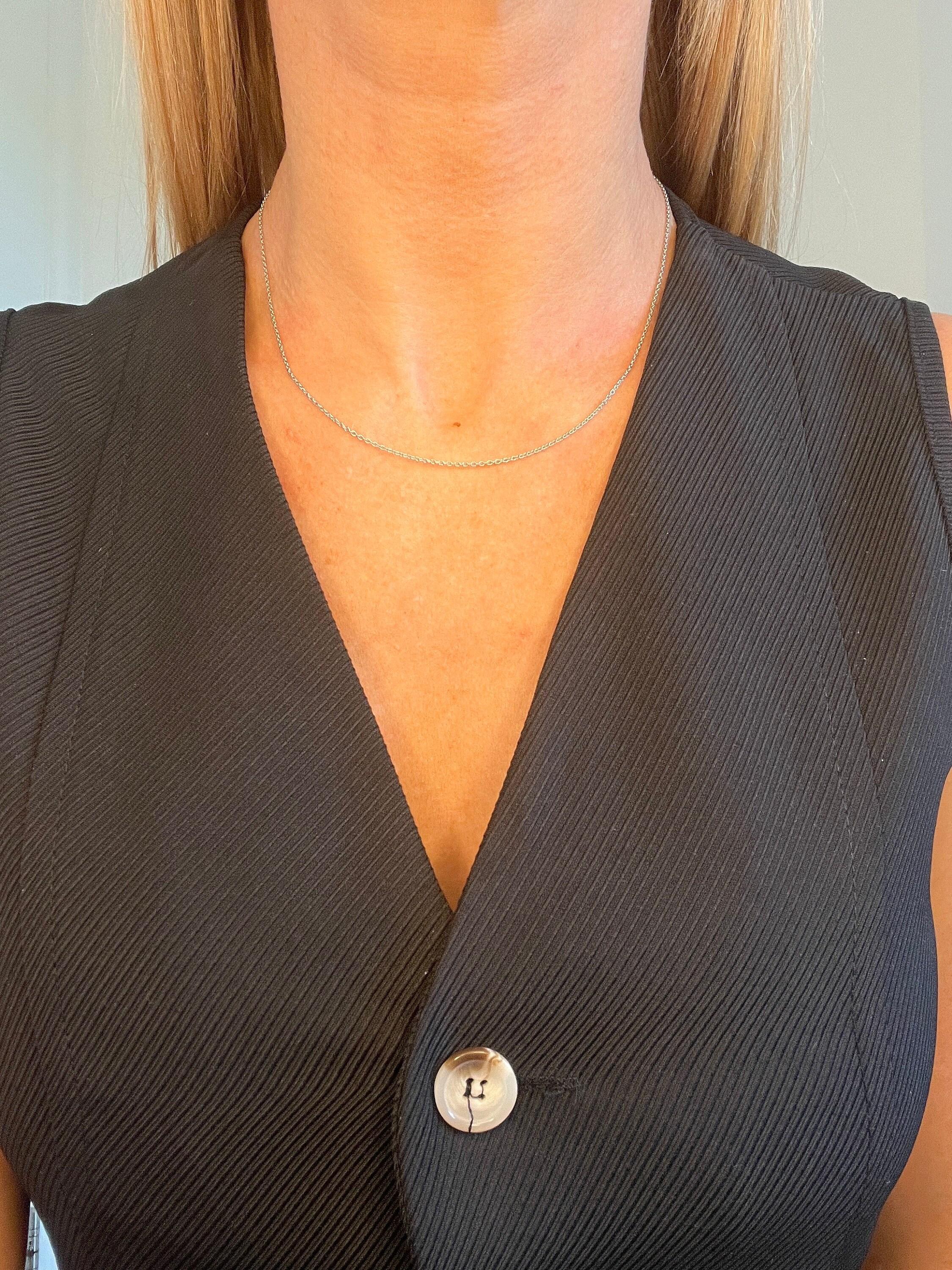 Catena di platino A Link Trace 

Platino stampato 950

Ti presentiamo la nostra moderna catena a maglie tracciate in platino da 16 3/4 di pollice, progettata per aggiungere un tocco di eleganza al tuo abbigliamento. Questa delicata catena ha una