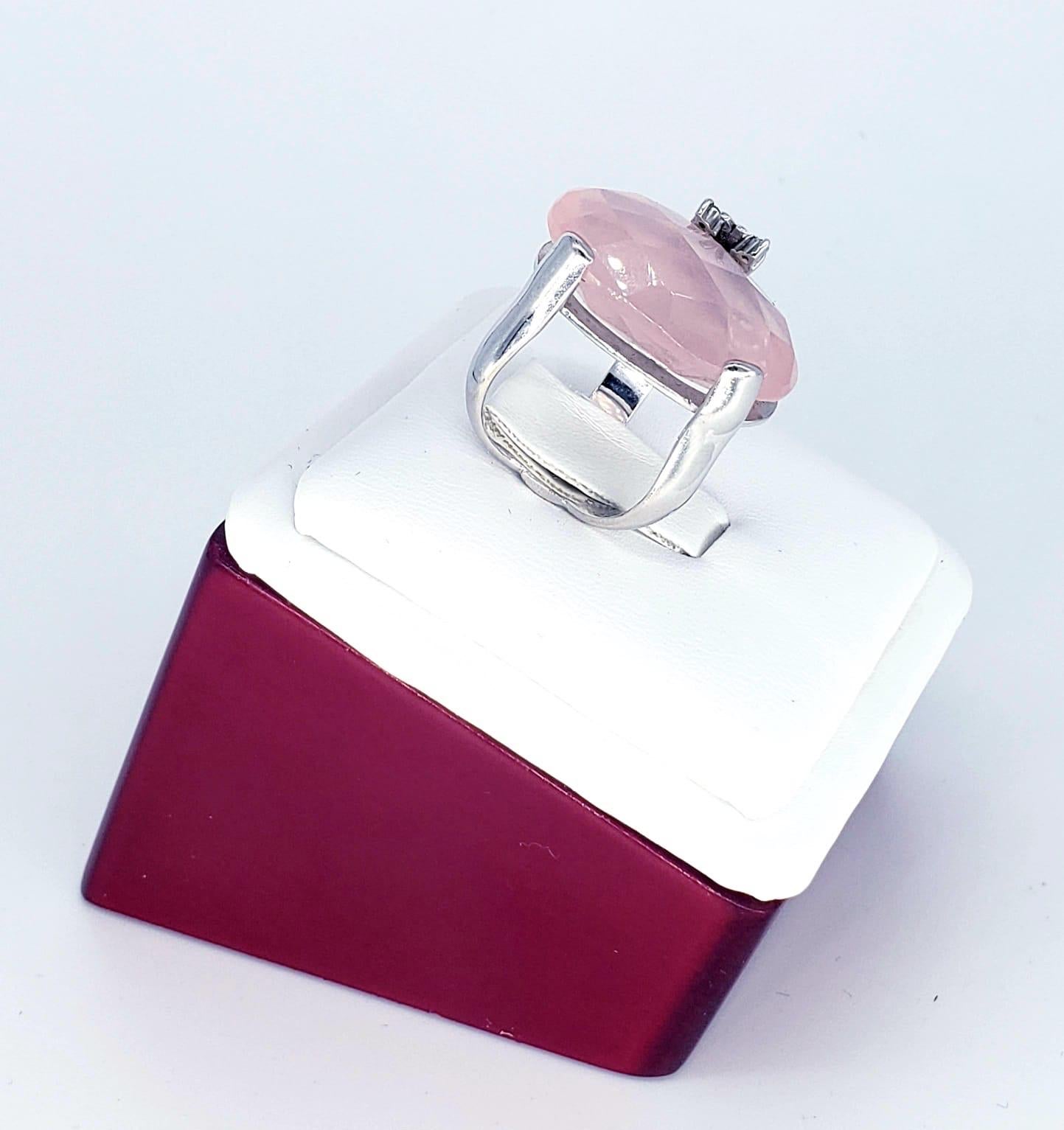 Moderner moderner 16,78 Karat Rosenquarz Schmetterling Diamant Rosa Cocktail-Ring (Ovalschliff) im Angebot