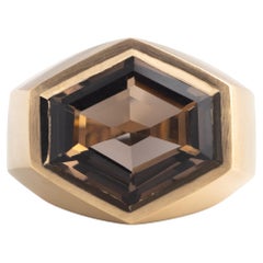 Modern 17 Carat Smoky Quartz 10 Karat Yellow Gold Men's Ring