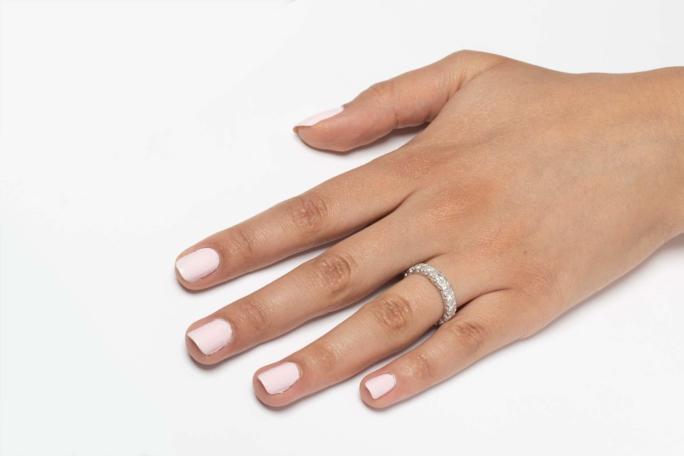 Questo moderno anello eternità con diamante è stato realizzato nello stile più classico, con diciassette scintillanti diamanti rotondi taglio brillante ben assortiti che brillano a tutto tondo. I diamanti hanno un peso complessivo di 1,70 carati e