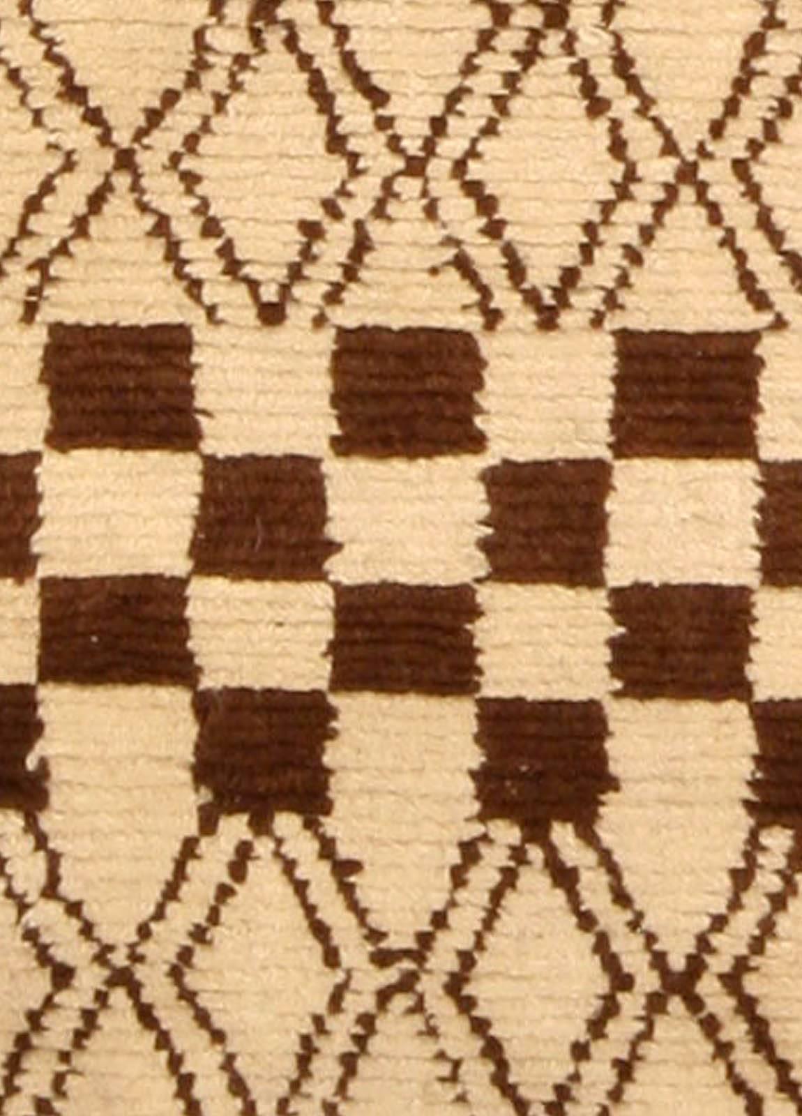 Modern 1790 Moroccan rug in beige and brown by Doris Leslie Blau
Size: 4'0