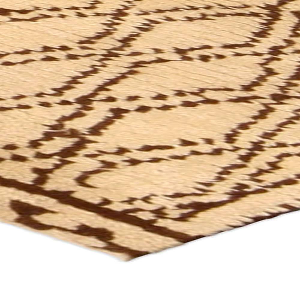 Modern 1790 Marokkanischer Teppich in Beige und Brown von Doris Leslie Blau (Wolle) im Angebot