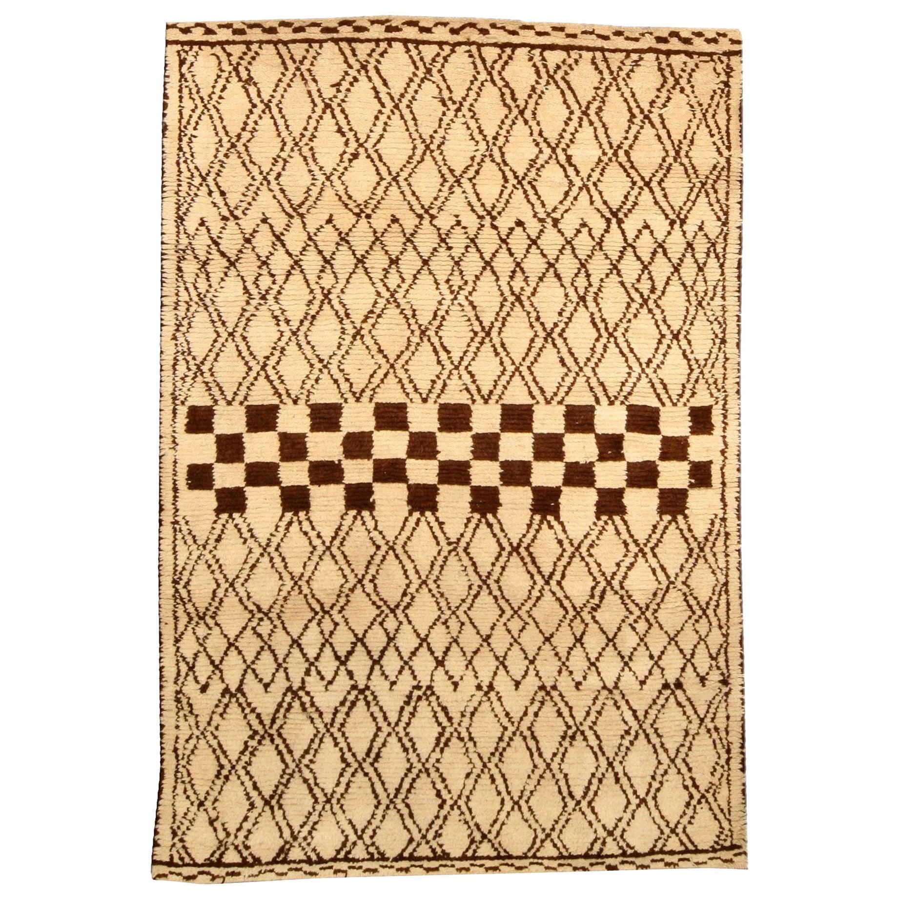 Modern 1790 Marokkanischer Teppich in Beige und Brown von Doris Leslie Blau