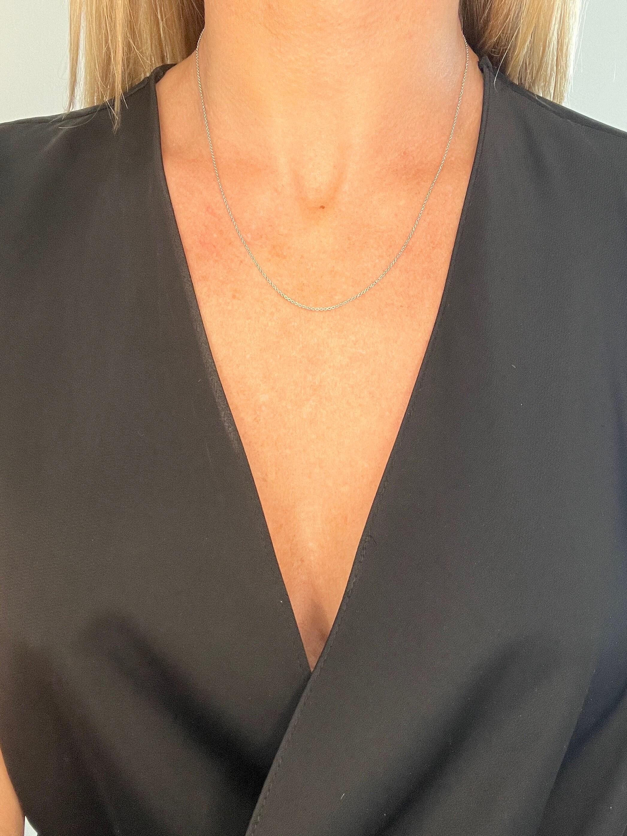 Catena di platino A Link Trace 

Platino stampato 950

Ti presentiamo la nostra moderna catena a maglie tracciate in platino da 18 1/2 pollici, progettata per aggiungere un tocco di eleganza al tuo abbigliamento. Questa delicata catena ha una