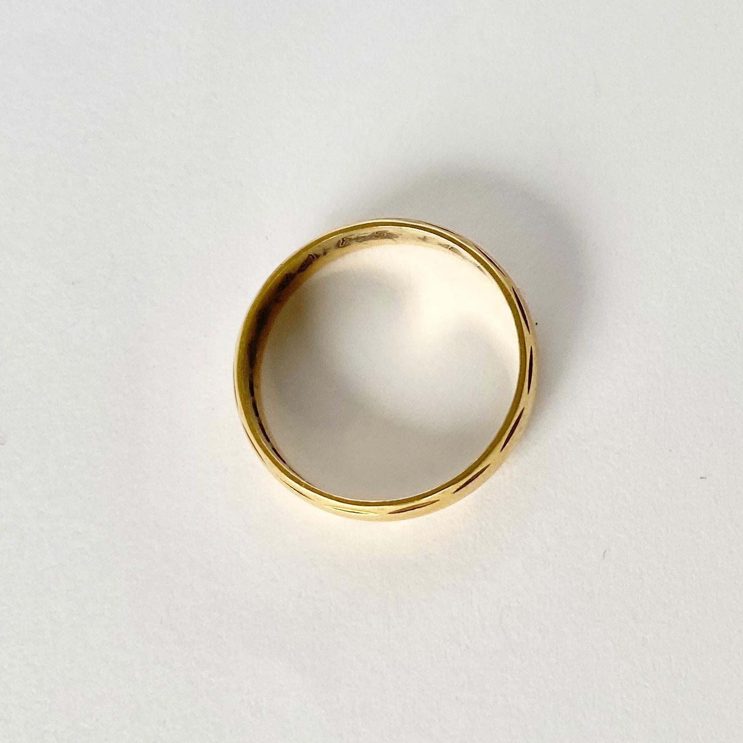 The engraving on this 18ct gold band is simple but lovely. This band would make a gorgeous fancy wedding band or a beautiful every day wear ring. Hallmarked London 1970.

Ring Size: N or 6 3/4
Band Width: 5mm

Weight: 3.5g