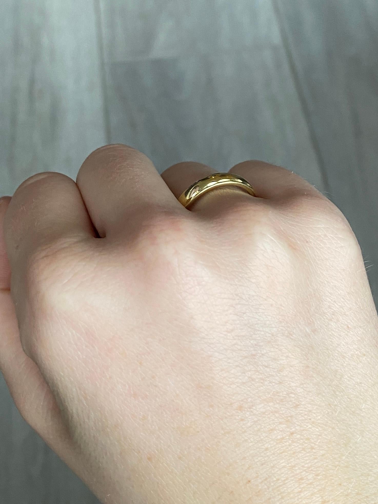 Die Gravur auf diesem 18-karätigen Goldband ist wunderschön. Dieser Ring eignet sich sowohl für die Hochzeit als auch für das tägliche Tragen. Vollständig gestempelt London 2000.

Ring Größe: N oder 6 3/4 
Breite des Bandes: 4,5 mm

Gewicht: 5,3 g
