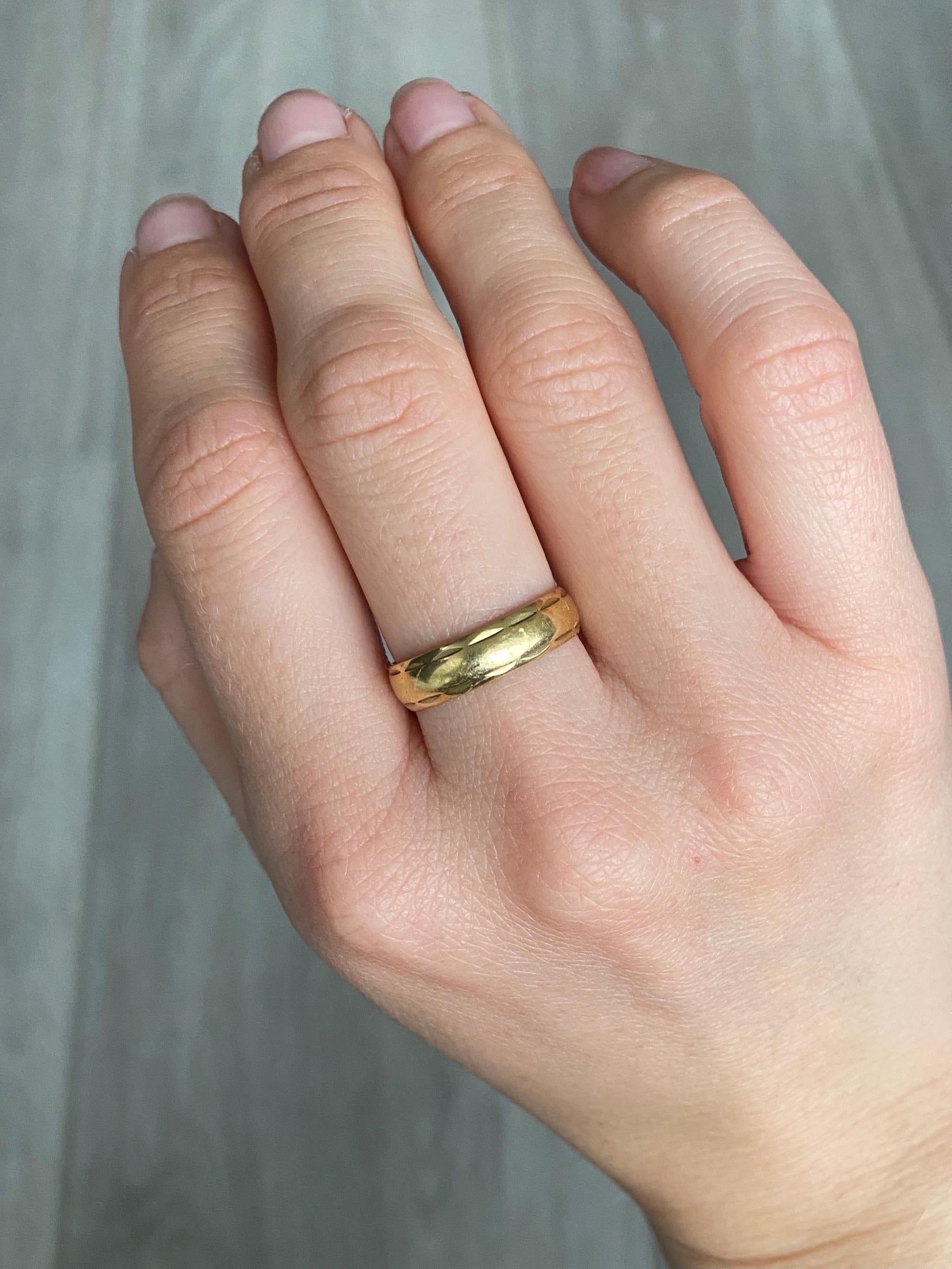Moderner 18 Karat Gold-Deko-Ring für Damen oder Herren im Angebot