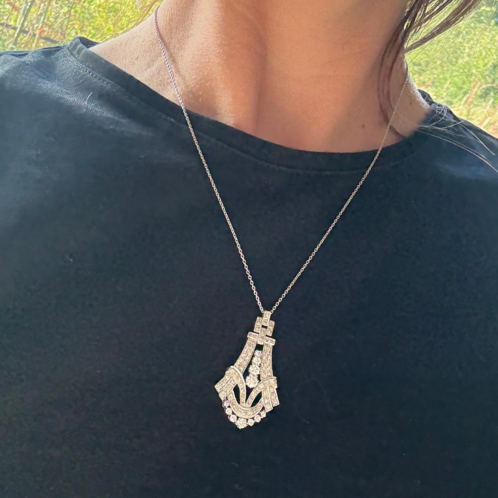 I diamanti bianchi brillanti sono pietre naturali e pulite. Il totale è di circa 1,84 carati e questa elegante collana è realizzata in oro bianco a 18 carati. La collana è completamente impreziosita da queste bellissime pietre e scintilla