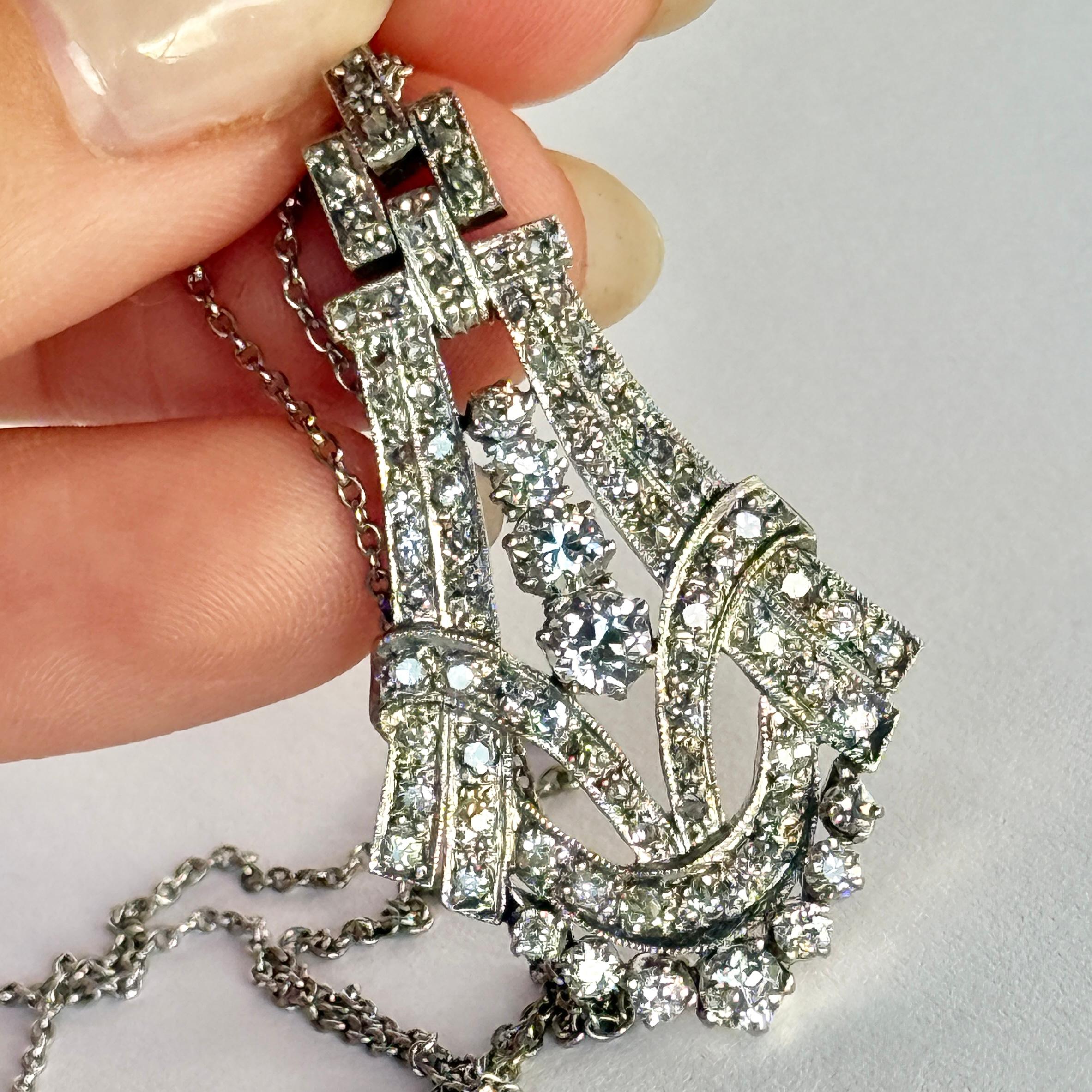 Taglio rotondo Collana moderna con ciondolo incrostato di diamanti e oro bianco 18 carati in vendita