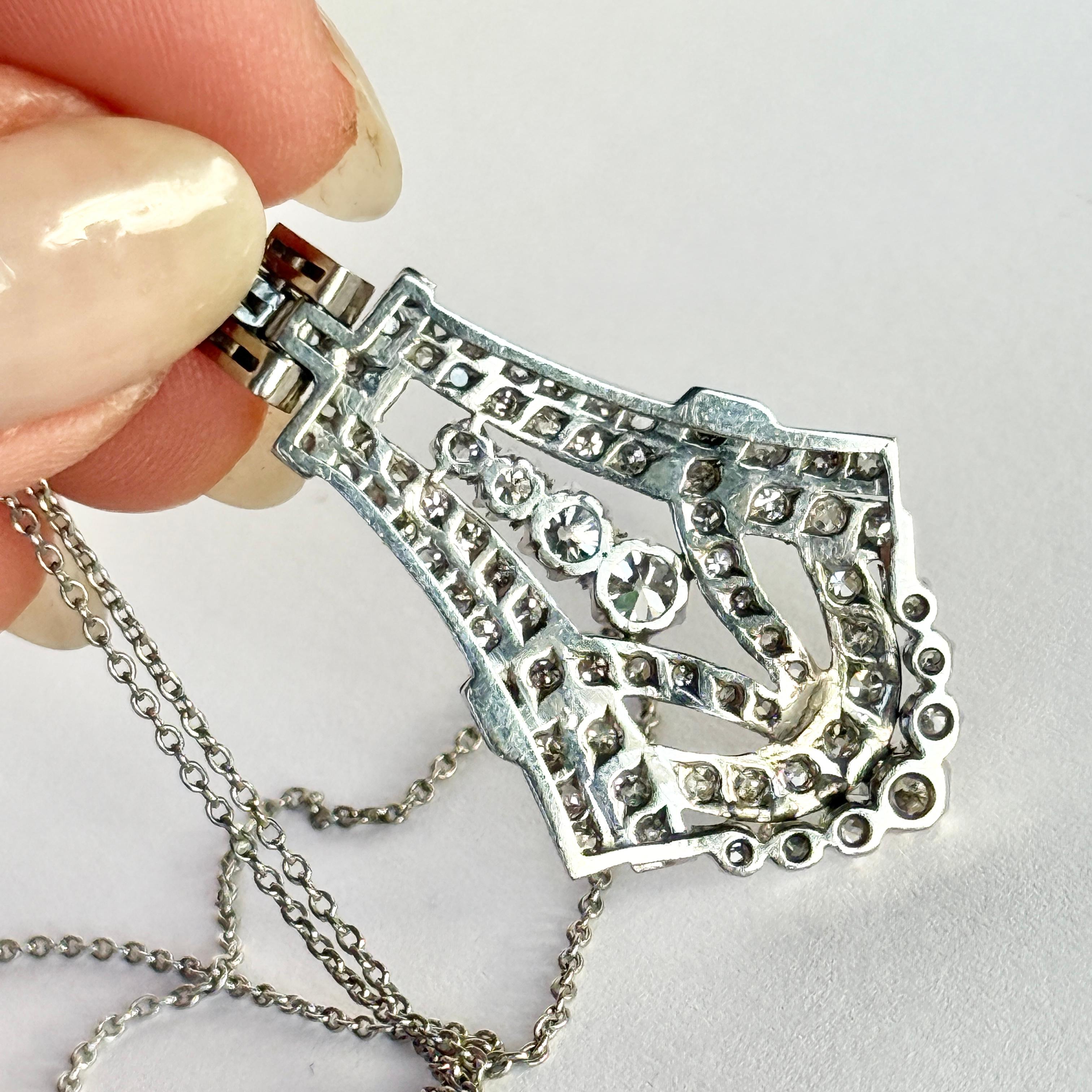 Collana moderna con ciondolo incrostato di diamanti e oro bianco 18 carati In condizioni ottime in vendita a Chipping Campden, GB