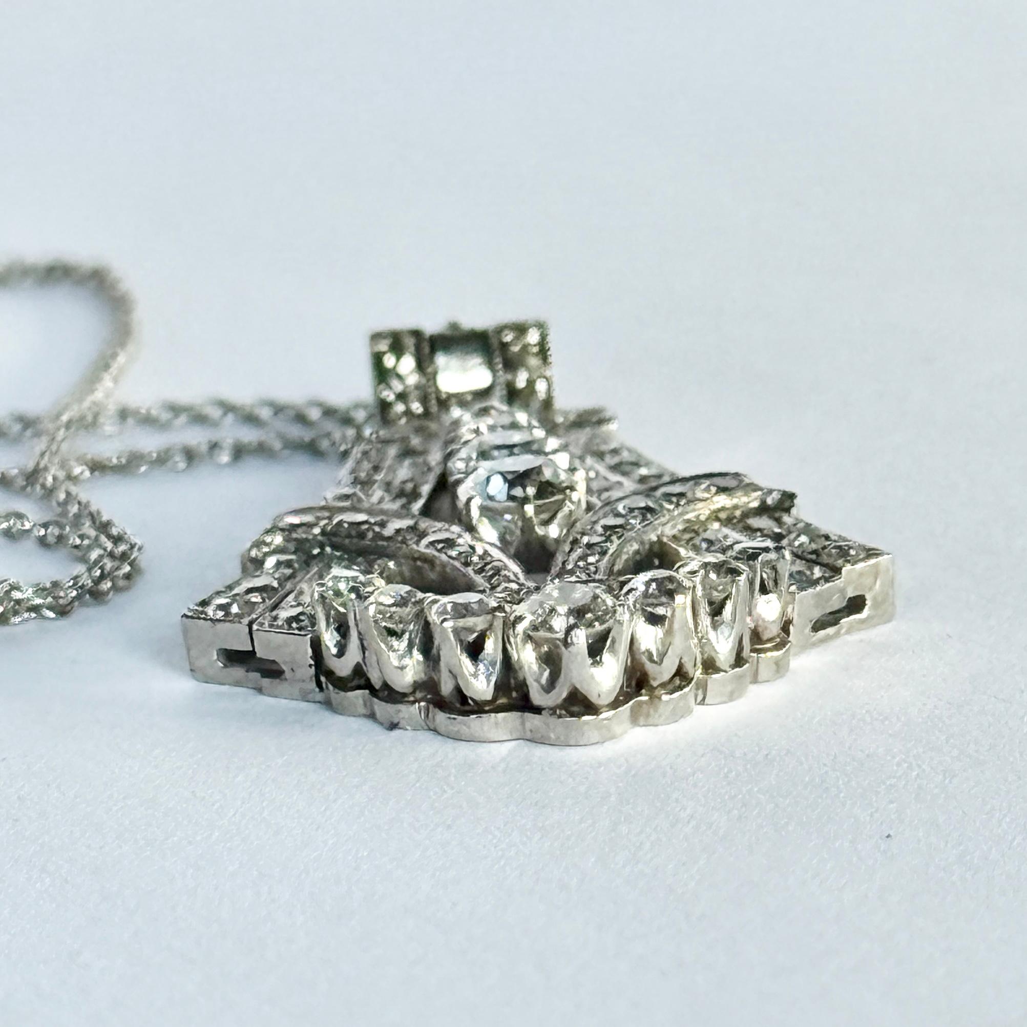Collana moderna con ciondolo incrostato di diamanti e oro bianco 18 carati in vendita 1