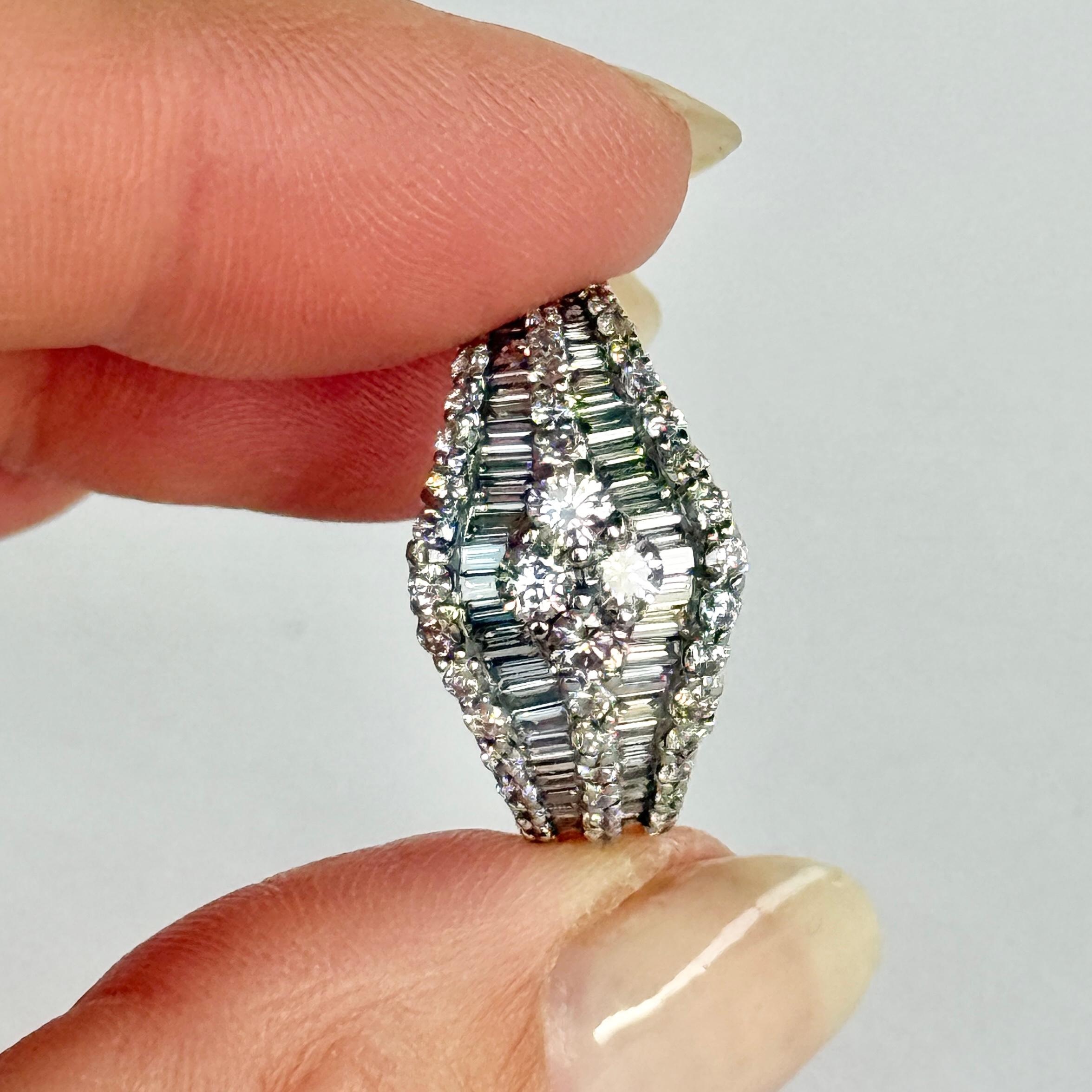 Dieser ing ist ein echter Hingucker! Er enthält Diamanten im Baguetteschliff und Diamanten im Brillantschliff. Die Gesamtmenge der Diamanten in diesem Ring beträgt ca. 1,4 Karat. Er ist aus 18 Karat Weißgold gefertigt. 

Ring Größe: N oder 6 3/4