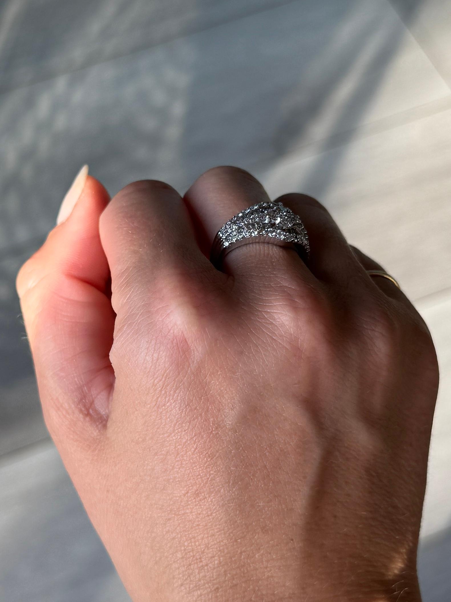 Moderner 18 Karat Weißgold Diamantring (Baguetteschliff) im Angebot