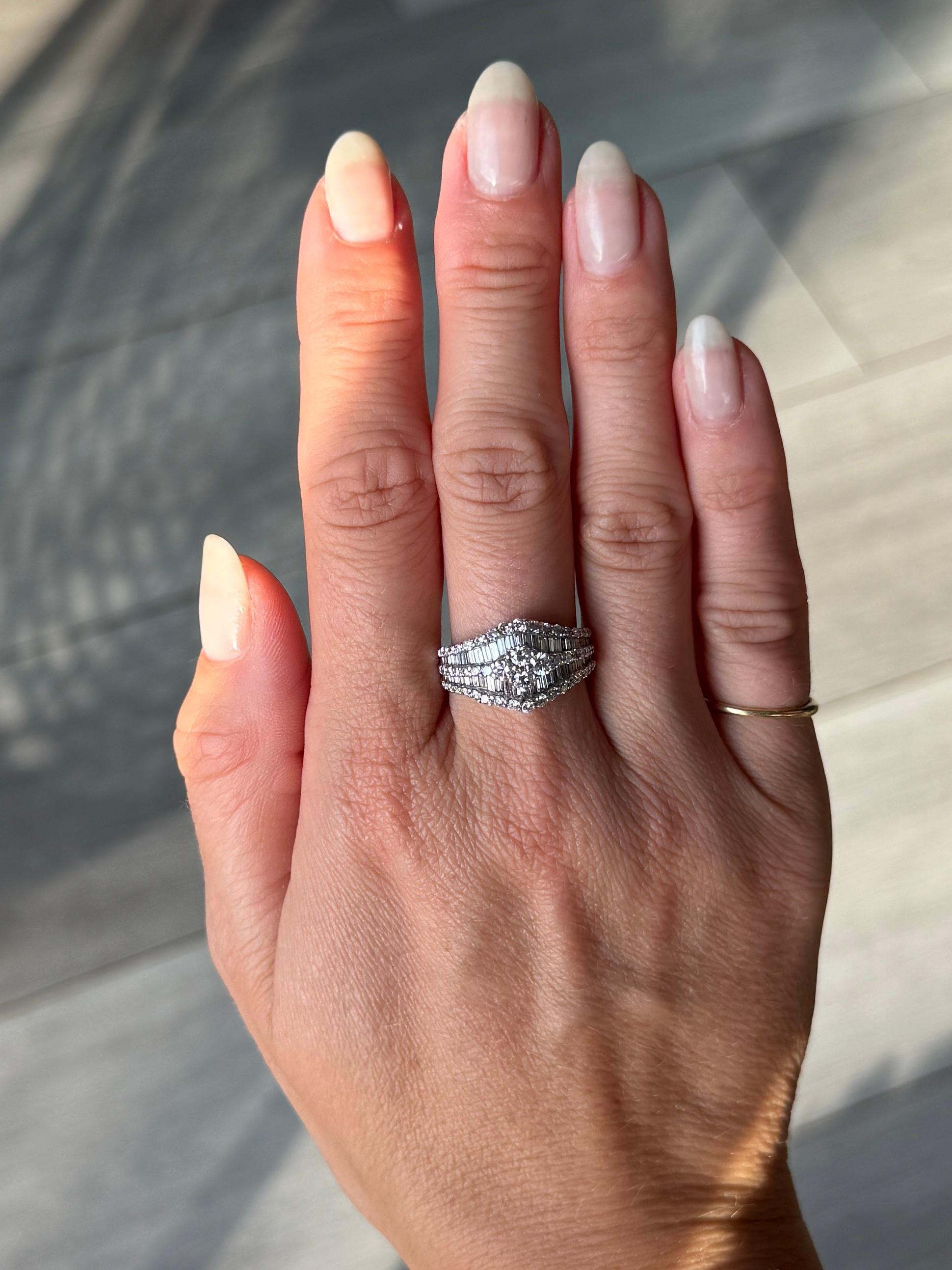 Moderner 18 Karat Weißgold Diamantring im Zustand „Gut“ im Angebot in Chipping Campden, GB
