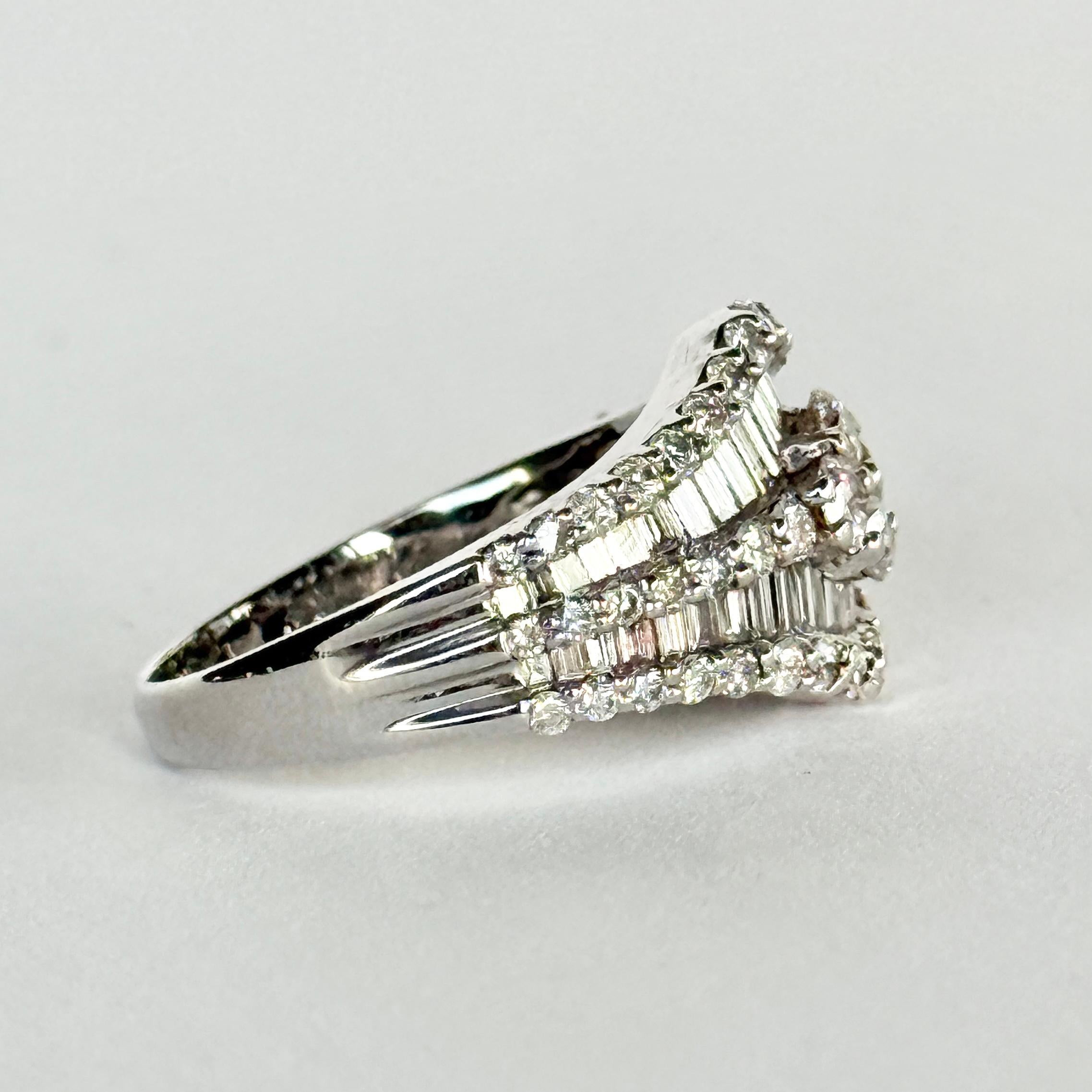 Moderner 18 Karat Weißgold Diamantring im Angebot 1