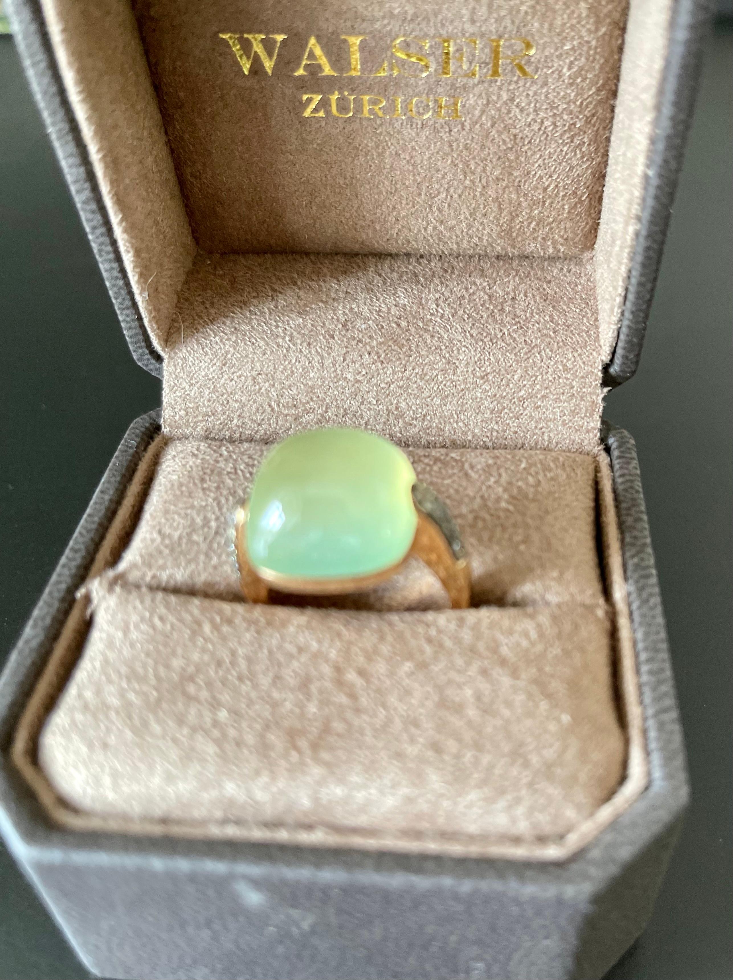 Contemporary Modern 18 K Rose Gold Ring with Prehnite and Champagne Diaomods For Sale