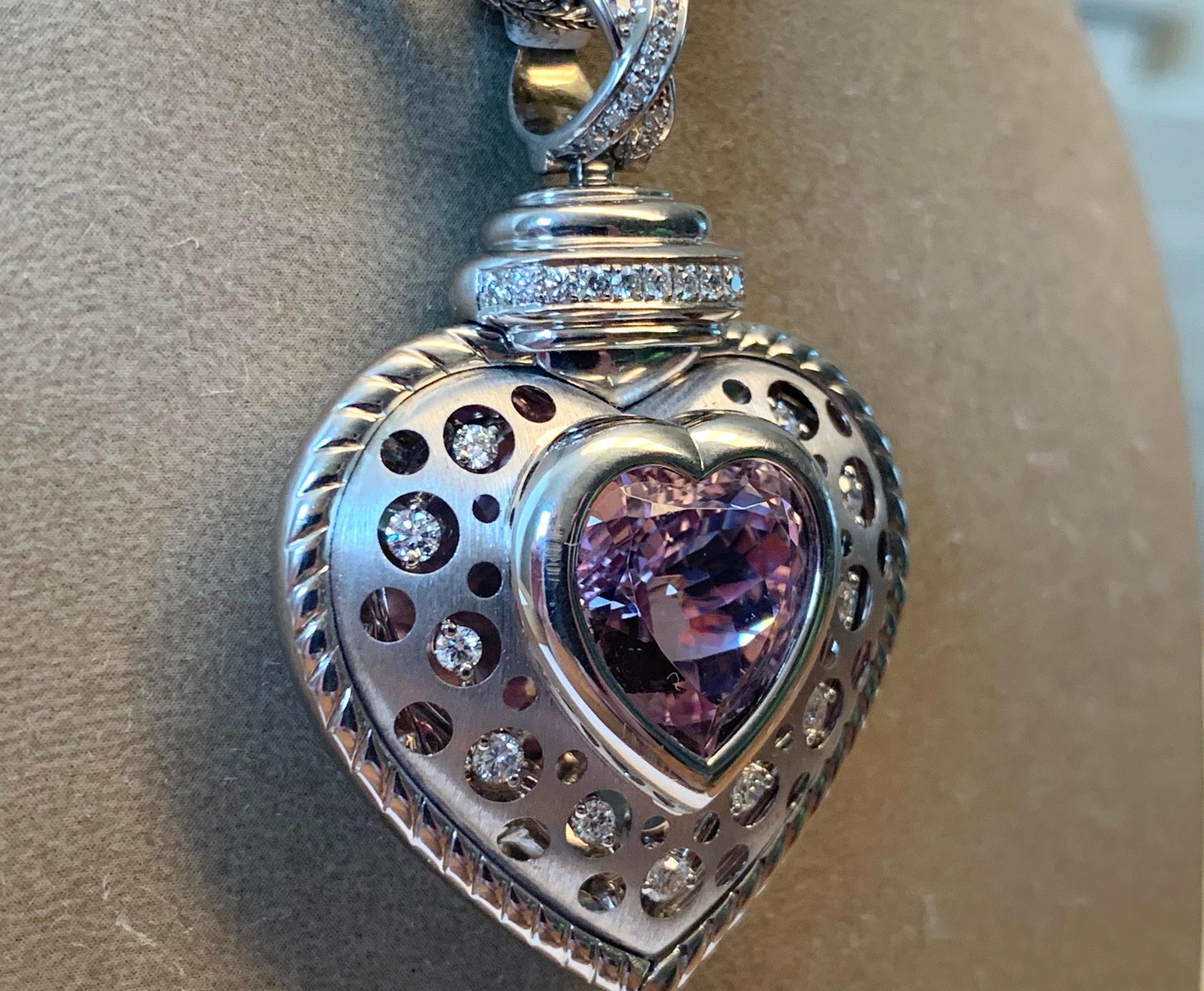 Modern 18 Karat White Gold Heart Pendant with Kunzite and Diamonds For Sale 3