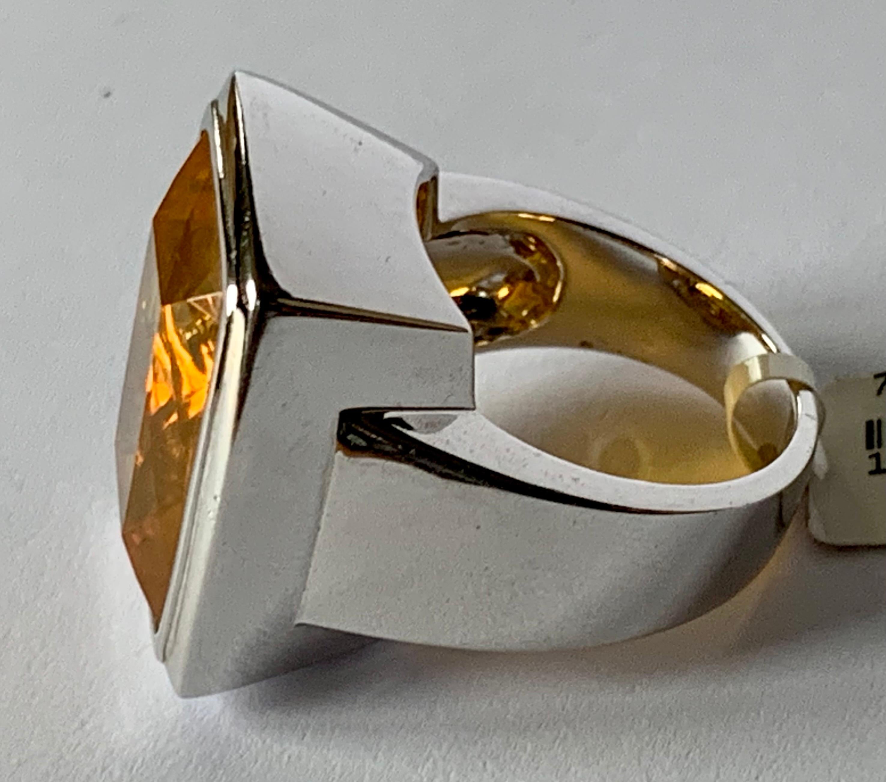Taille ovale Bague fantaisie moderne en or blanc 18 carats avec opale d'un feu mexicain en vente