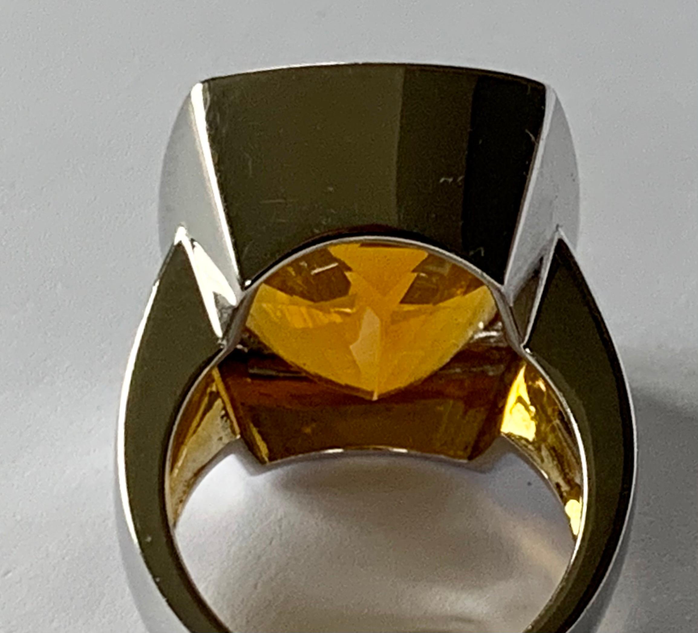 Modern 18 Karat Whitel Gold Statement Ring with Mexican Fire Opal In Excellent Condition For Sale In Zurich, Zollstrasse
