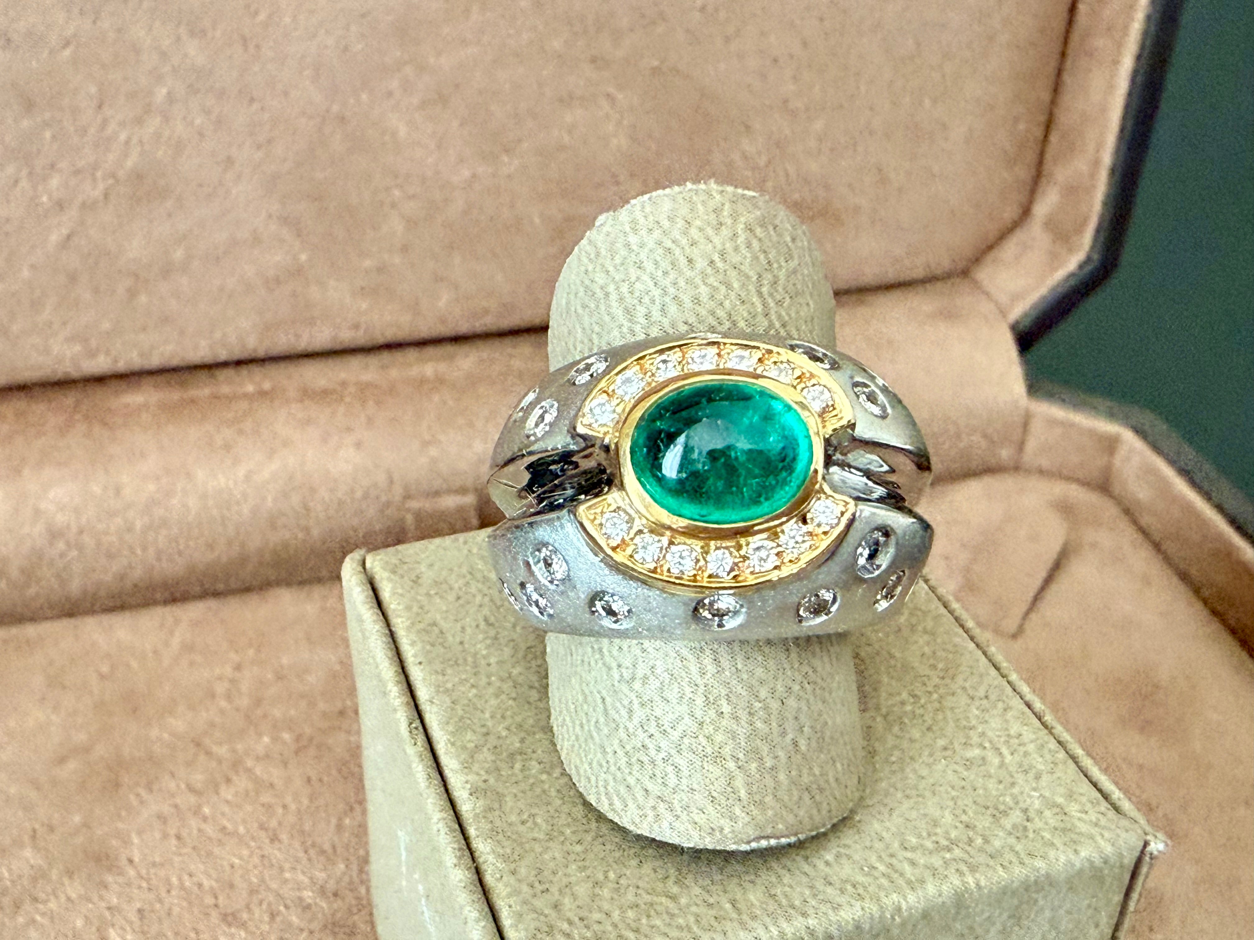 Une bague moderne en or jaune et blanc 18 K avec un cabochon d'émeraude vert foncé pesant environ 2 ct et 32 diamants ronds de taille brillant pesant environ 1.80 ct, couleur G, clarté vs.
La bague a actuellement une taille 57/17 (taille américaine