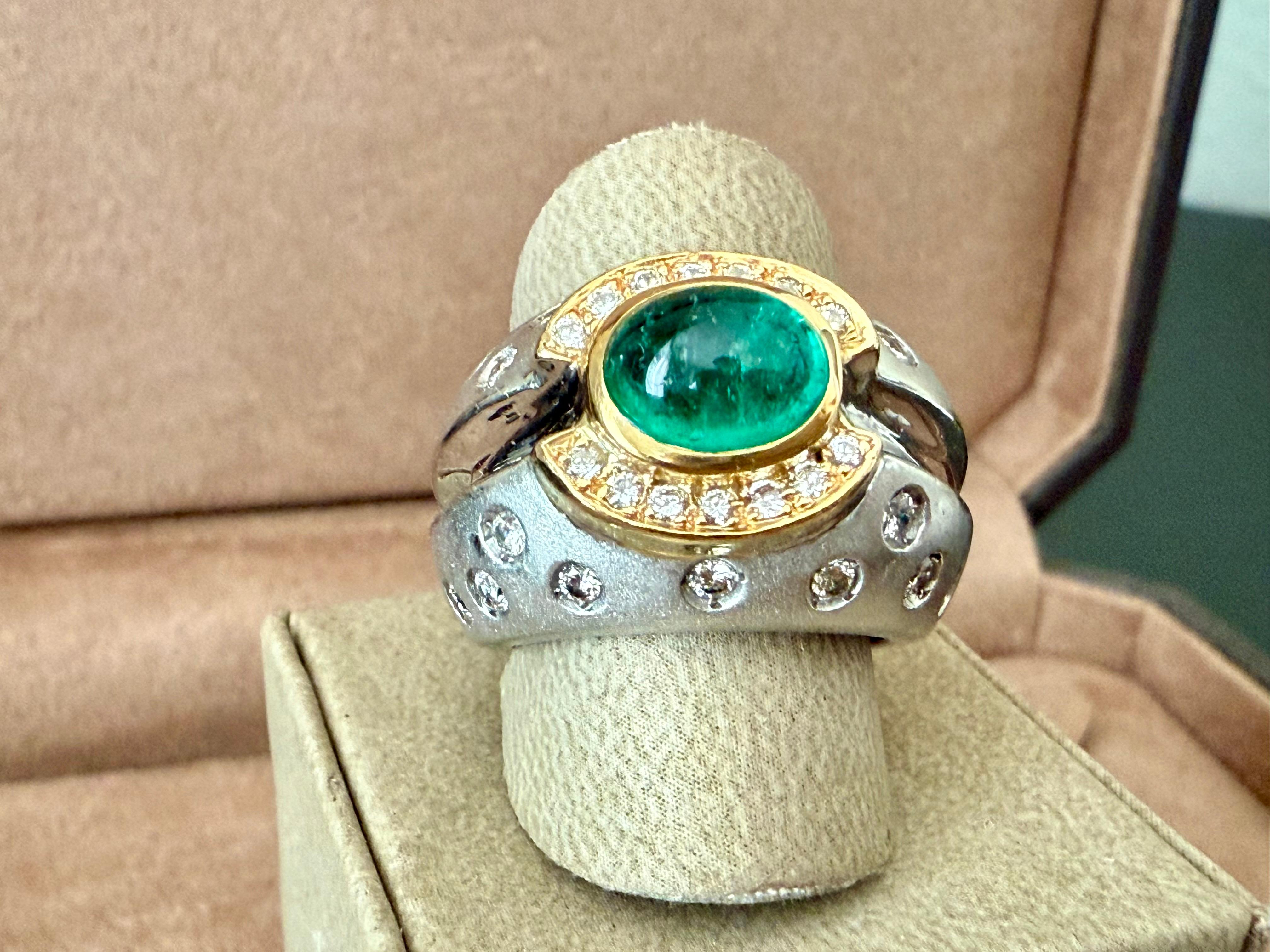 Contemporain Bague moderne en or jaune et blanc 18 K Bague Emarald Cabochon Diaomond en vente