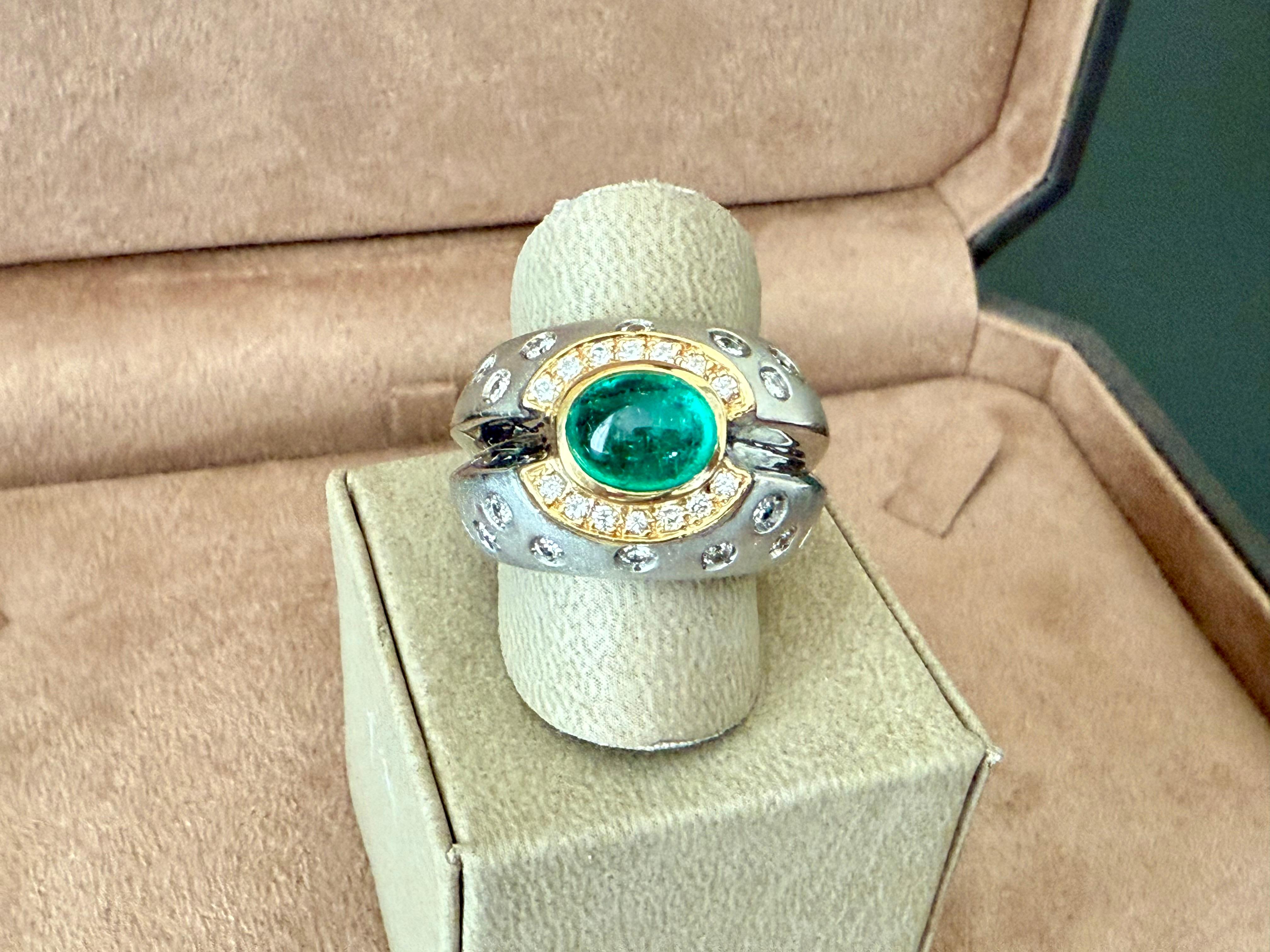 Taille cabochon Bague moderne en or jaune et blanc 18 K Bague Emarald Cabochon Diaomond en vente