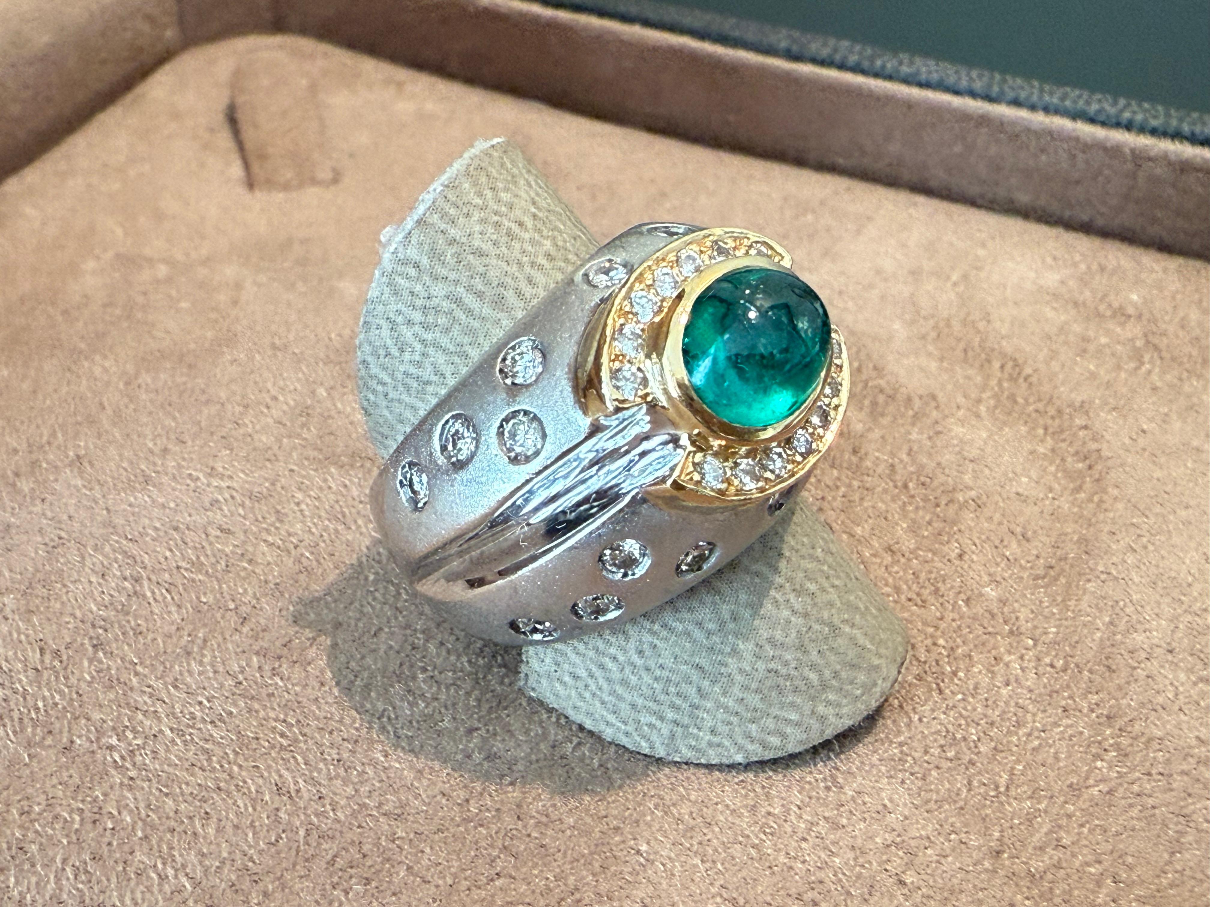 Bague moderne en or jaune et blanc 18 K Bague Emarald Cabochon Diaomond en vente 1