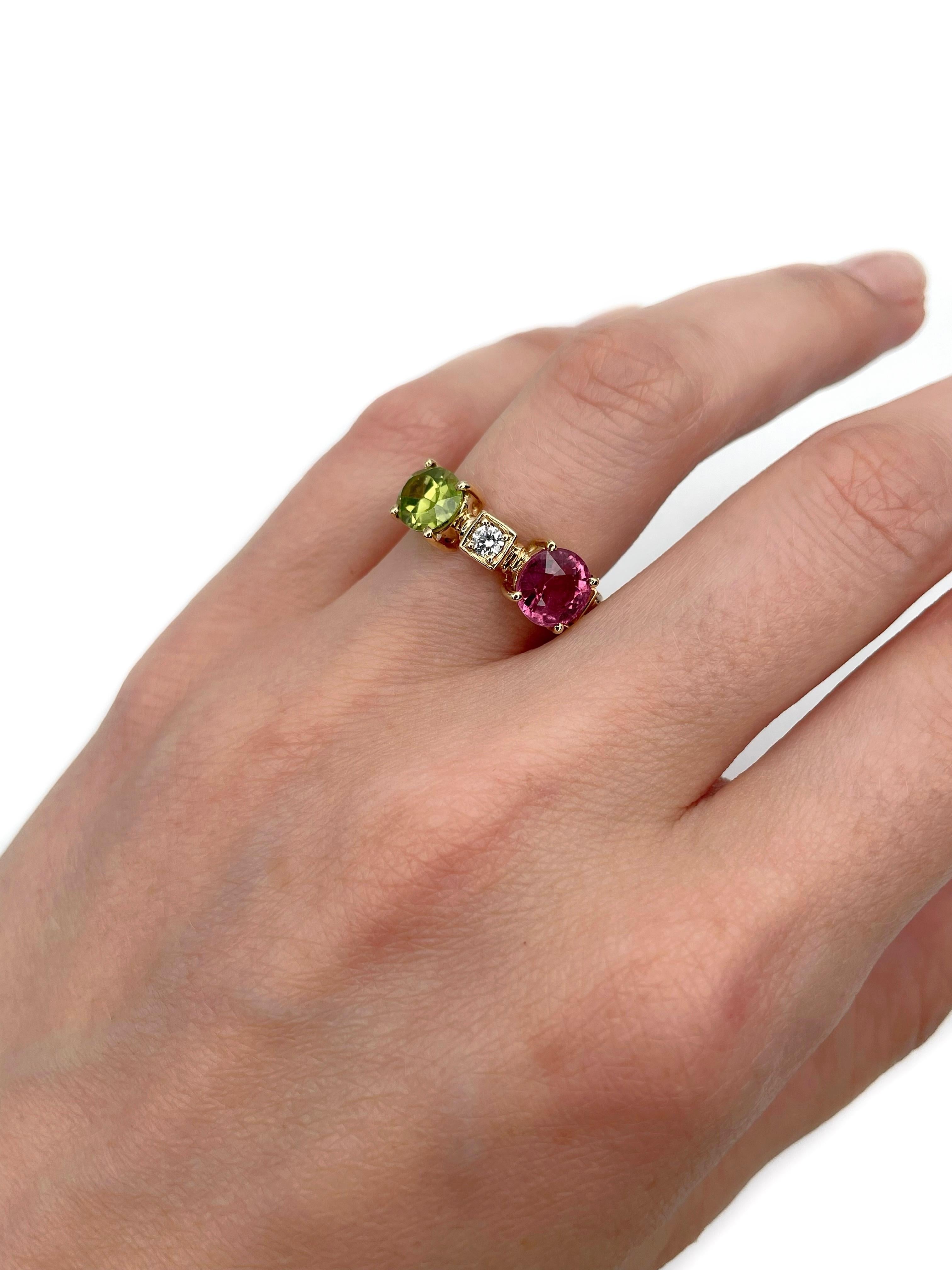 Este es un moderno anillo de tres piedras elaborado en oro de 18 quilates. Alrededor del año 2000. 

La pieza presenta:
- 1 turmalina (corte REDONDO, 1,30 ct, PR-RP 4/3, SI)
- 1 peridoto (talla OVAL, 1,30 ct, styG 4/3, VS)
- 5 diamantes (talla