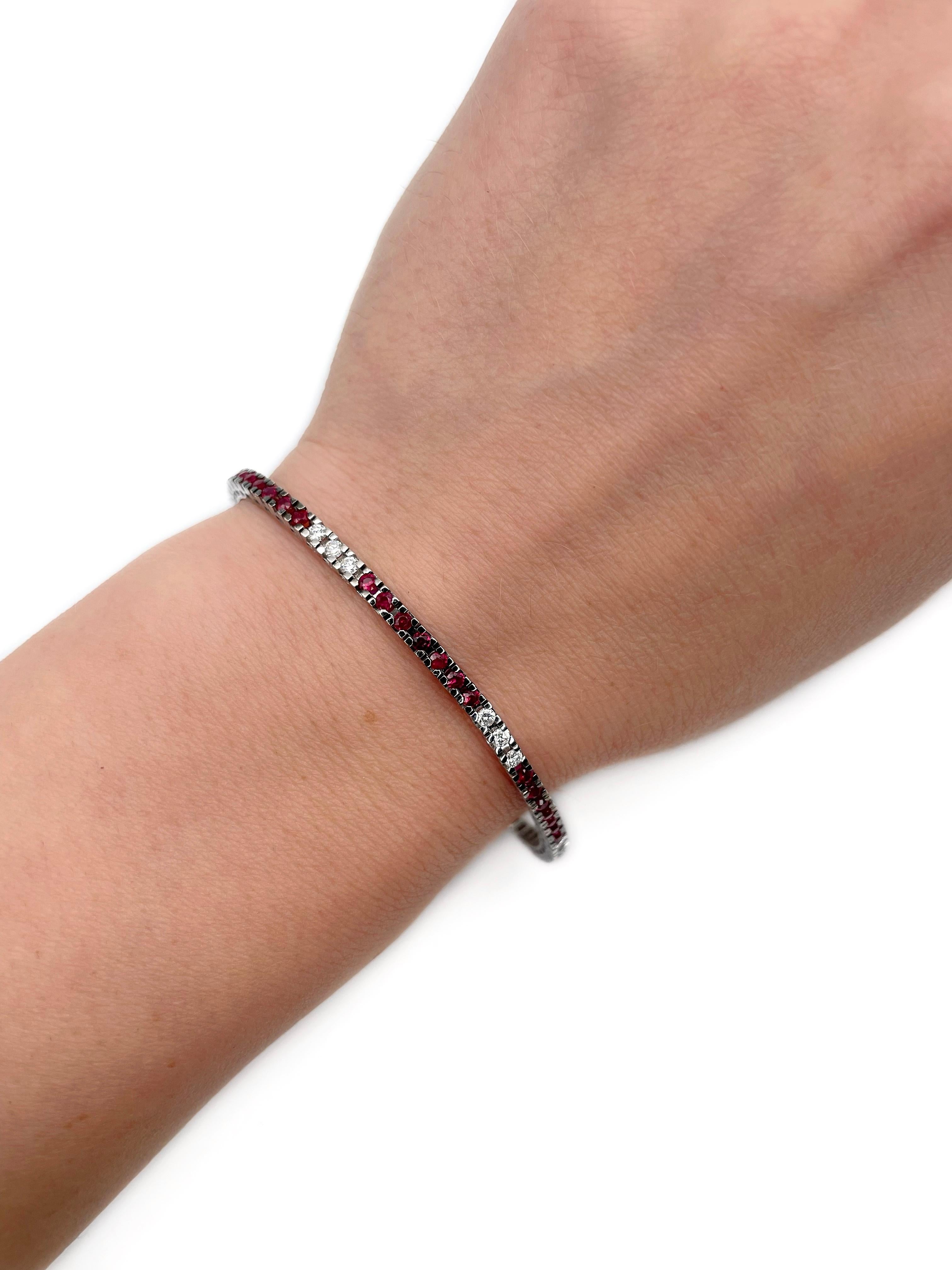 Si tratta di un bracciale tennis dal design moderno realizzato in oro 18 carati. Circa 2000.

Il pezzo è caratterizzato da: 
- 50 rubini, taglio rotondo, TW 1,50ct, R 5/4-5/5, SI-P1
- 21 diamanti, taglio rotondo brillante, TW 0,55ct, RW+/W,