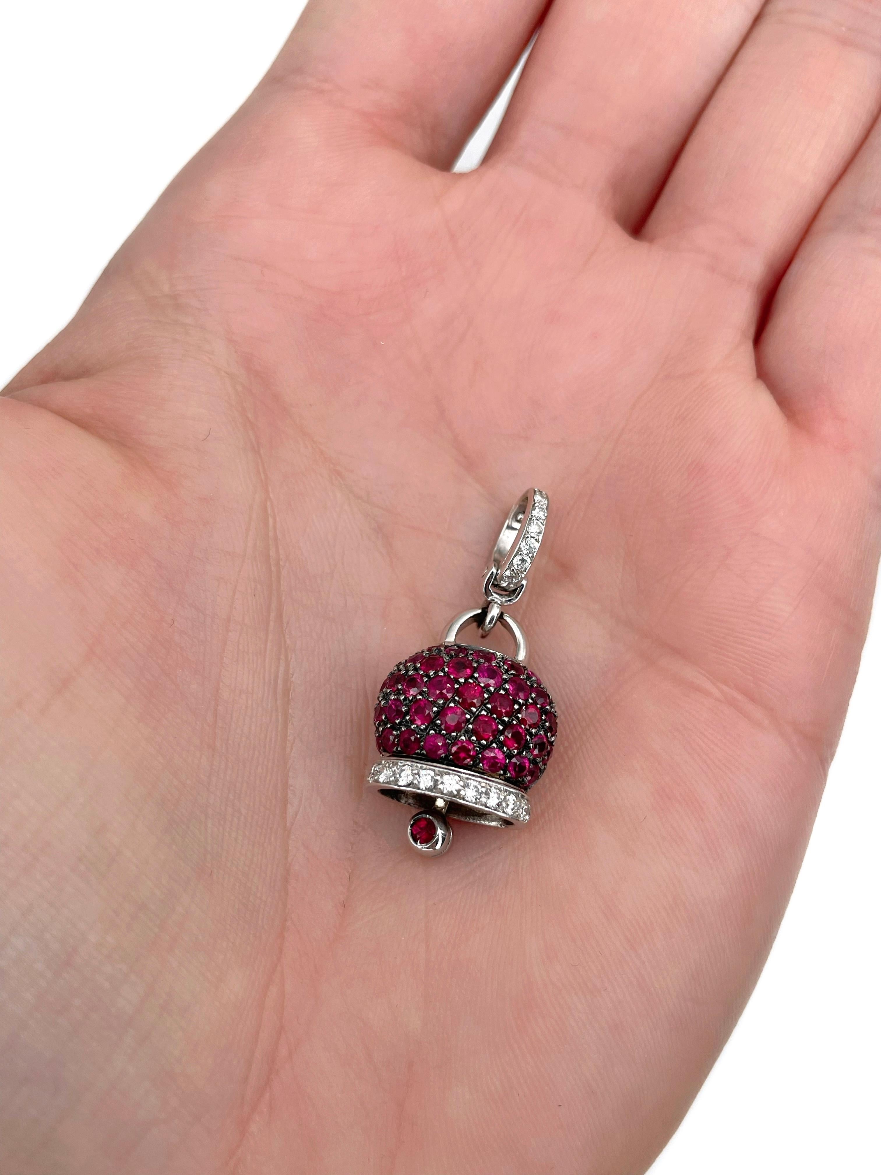 Il s'agit d'un pendentif en forme de cloche au design moderne, réalisé en or blanc 18 carats. Vers 2000. 

La pièce comporte :
- 43 rubis, taille ronde, TW 1.60ct, slpR 6/4, VS-SI
- 18 diamants, taille ronde brillante, TW 0.30ct, RW+/W, VS-SI

Poids
