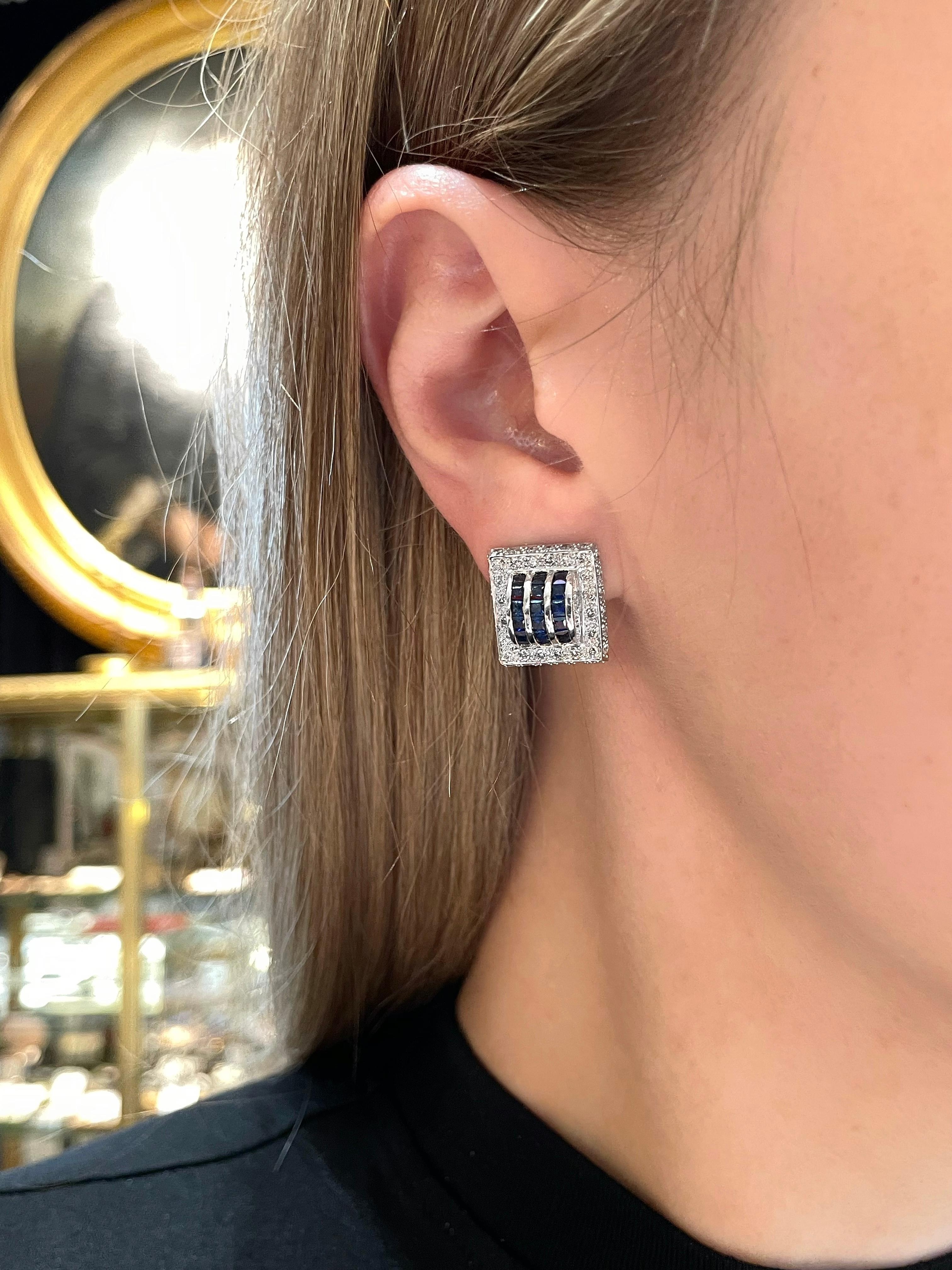 Questo è uno splendido paio di orecchini con perno posteriore alla francese dal design moderno. È realizzato in oro 18 carati. Circa 2000. 

Il pezzo è caratterizzato da:
- 36 zaffiri, taglio quadrato, TW 1,80ct, B 6/4, VS-SI.
- 88 diamanti, taglio