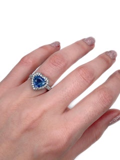 Moderner Ring aus 18 Karat Gold mit 2,70 Karat Saphir im Herzschliff und 0,55 Karat Diamant