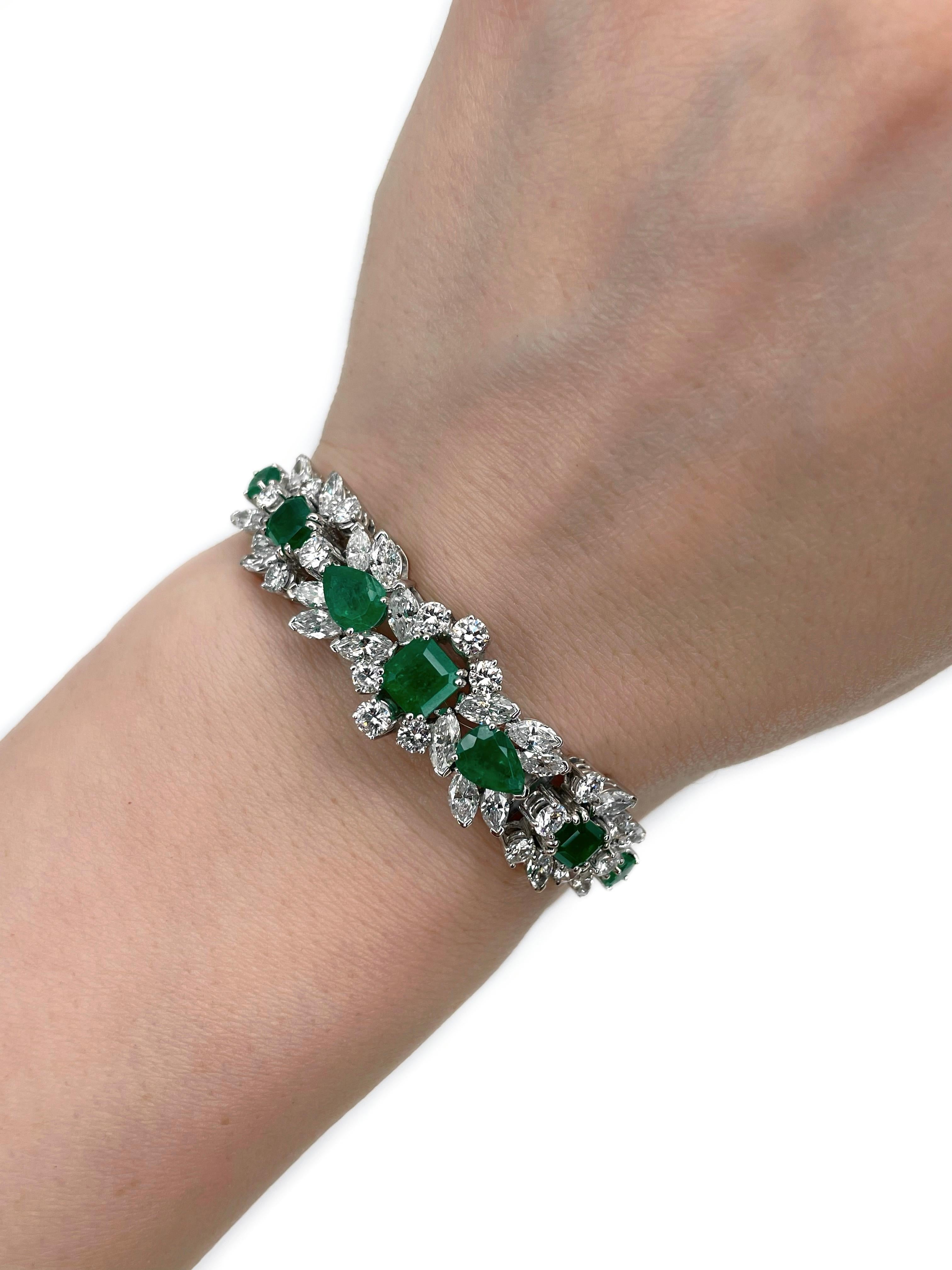 Il s'agit d'un bracelet de luxe au design moderne. Il est réalisé en or blanc 18 carats. Vers 2000.

La pièce comporte : 
- 3 émeraudes (taille émeraude, TW 1,85ct, vslbG 6/4, P1)
- 4 émeraudes (taille poire/ronde, TW 1,70ct, vslbG 6/4, P1)
- 18
