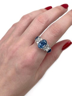 Moderner 18 Karat Gold 3,60 Karat Saphir 0,50 Karat Diamant Cocktail Ring