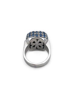 Moderner Cocktailring aus 18 Karat Gold mit 5,32 Karat Saphir und 0,405 Karat Diamant