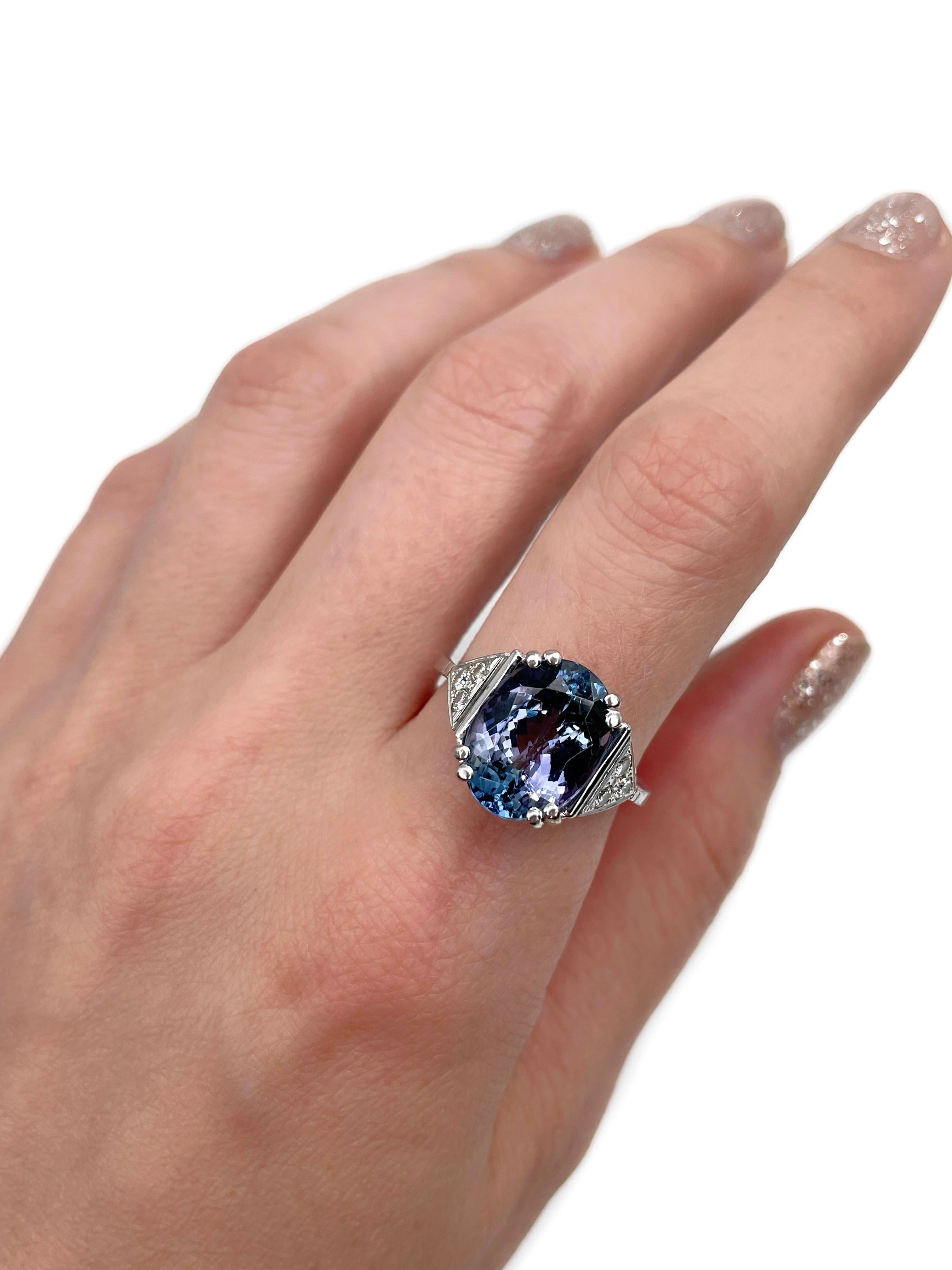 Dieser moderne Cocktailring ist aus 18 Karat Gold gefertigt. Circa 2010. 

Das Stück weist folgende Merkmale auf:
- 1 Tansanit, natürlich, oval, Phantasieschliff, 6,44ct, 13,42x10,12x6,56mm
- 6 Diamanten, runder Brillantschliff, TW 0,30ct

Signiert