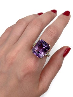 Rechteckiger Cocktailring aus 18 Karat Gold mit Amethyst und Diamant