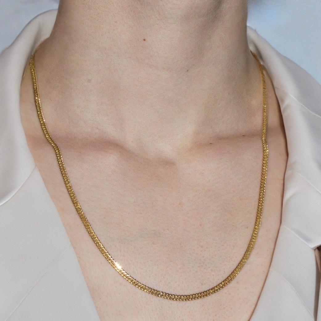 Questa intramontabile collana con catena a cordoncino in oro giallo 18 carati è un pezzo base che emana una sobria eleganza. Realizzata con precisione, ogni maglia di questa catena cattura la luce in modo splendido, offrendo una lucentezza sottile